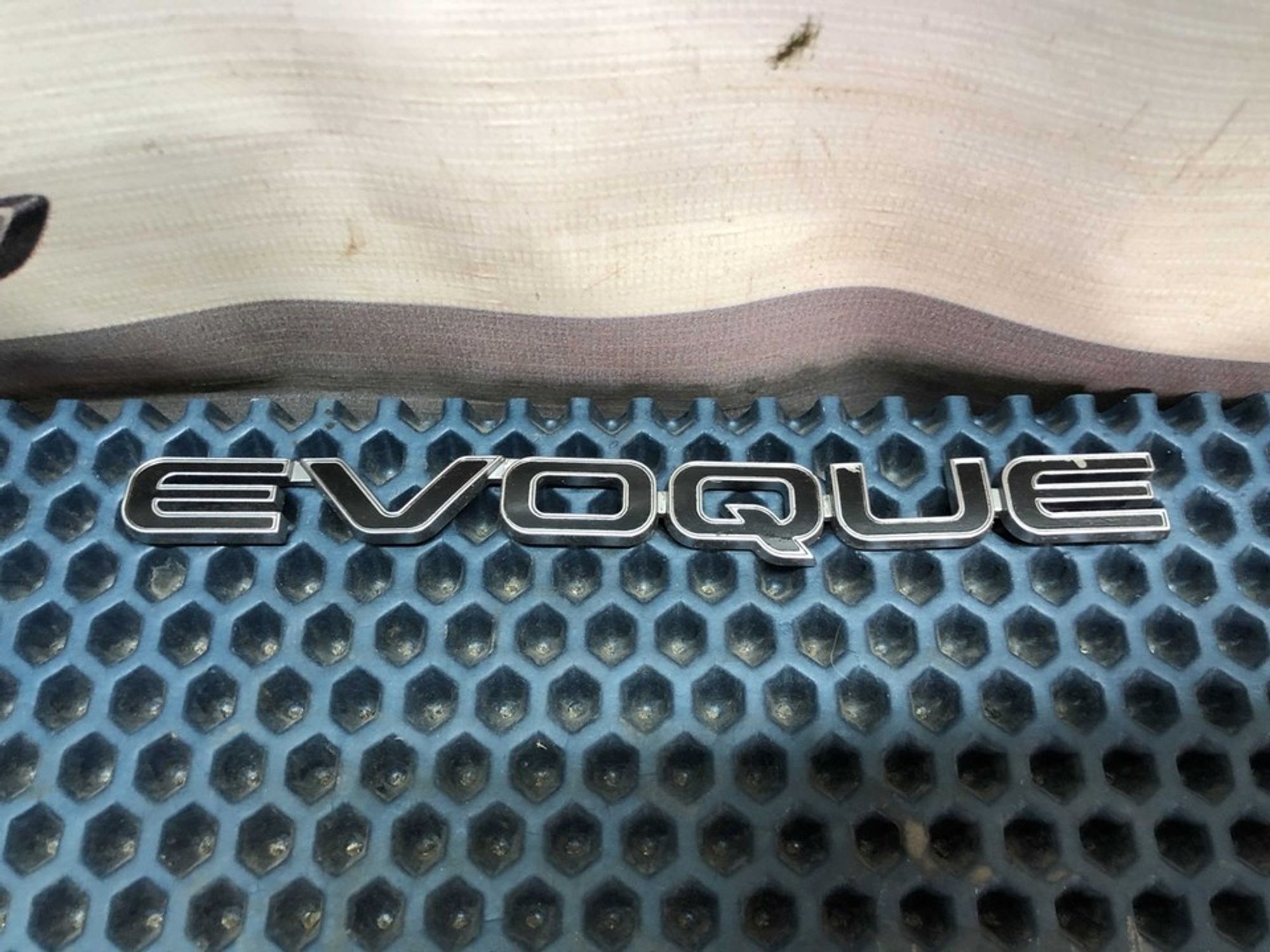 LR032327 Эмблема на крышку багажника Land Rover Range Rover Evoque, 800 рублей, Нижний Новгород