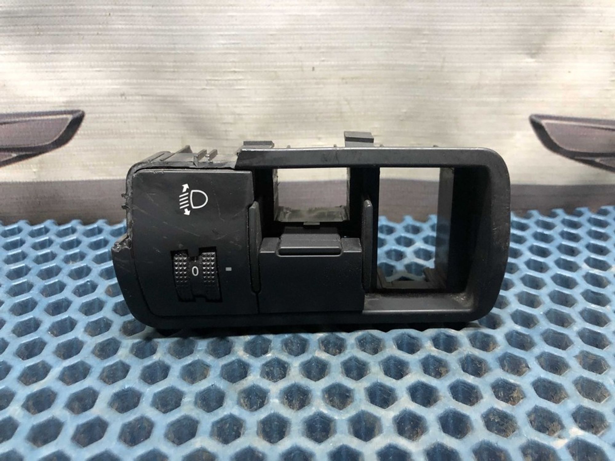 933701R000 Кнопка корректора фар Hyundai Solaris I, 500 рублей, Нижний Новгород