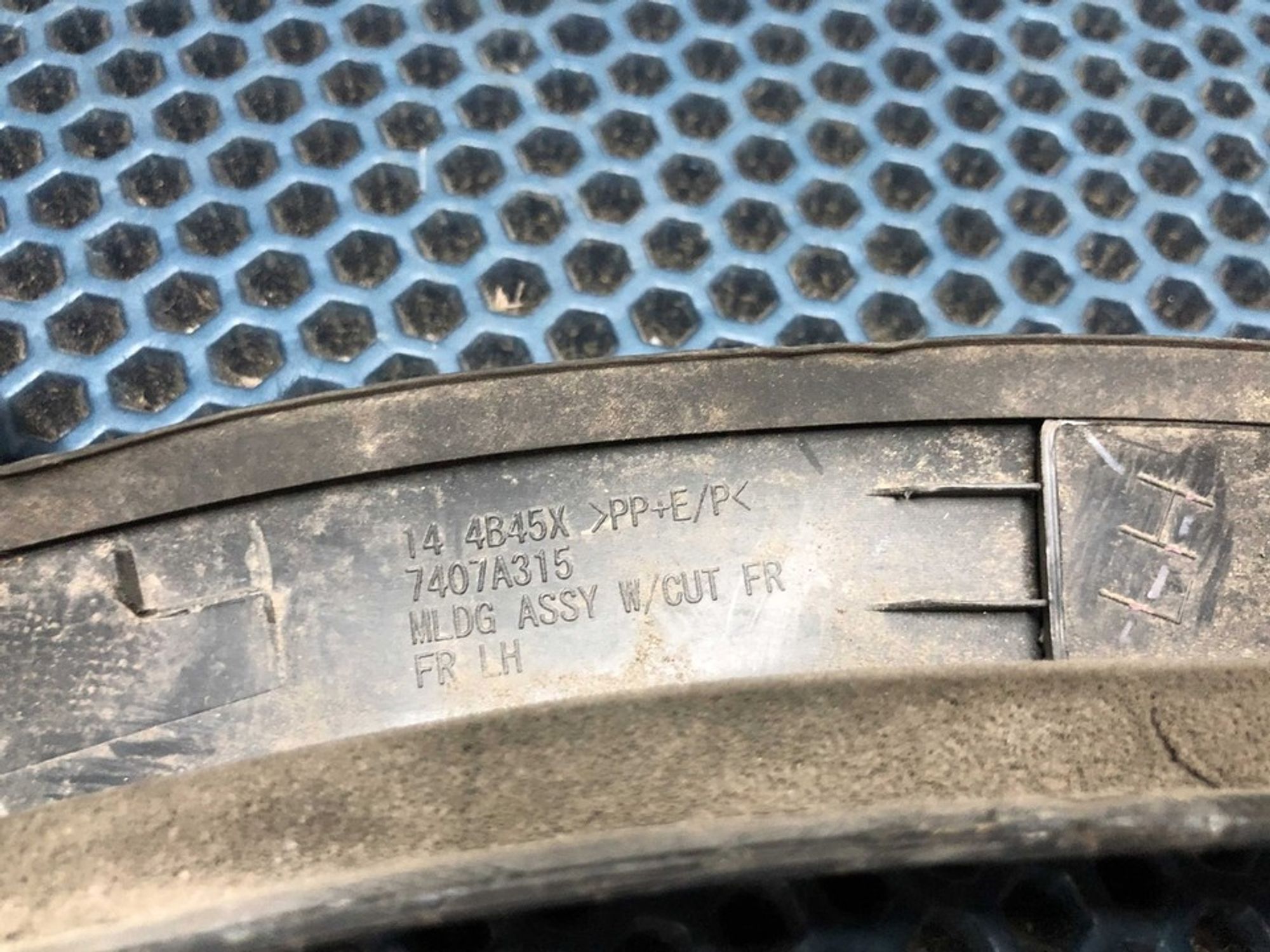 7407A315 Накладка переднего бампера левая L Mitsubishi Outlander III, 700 рублей, Нижний Новгород