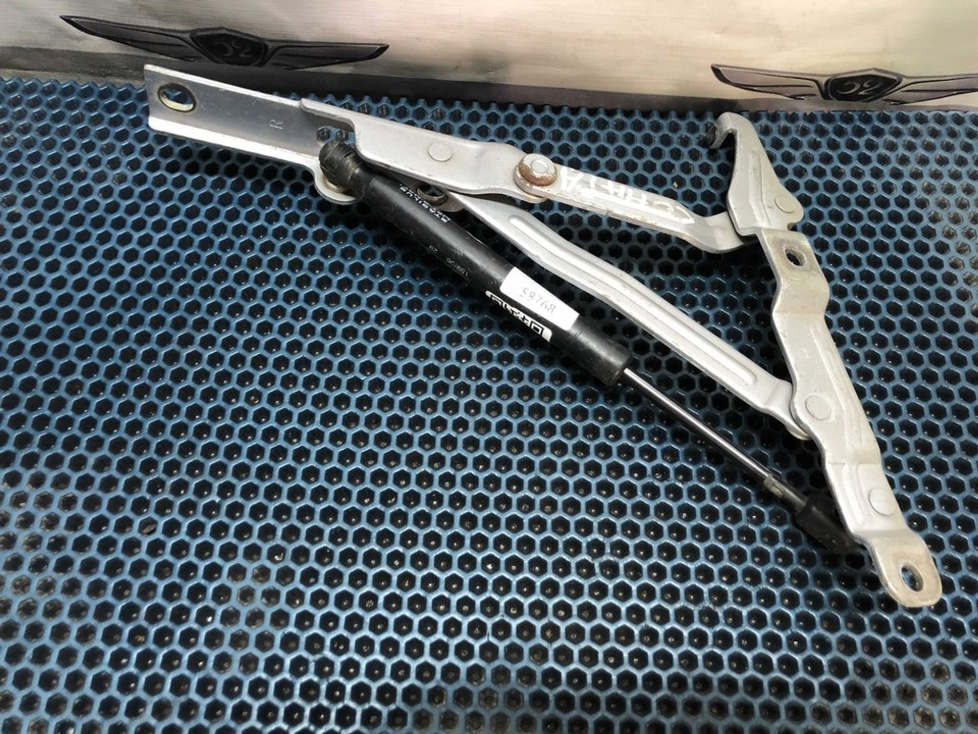 792203D000 Петля двери/крышки багажника с газовым упором правая R Hyundai Sonata IV EF, 600 рублей, Нижний Новгород