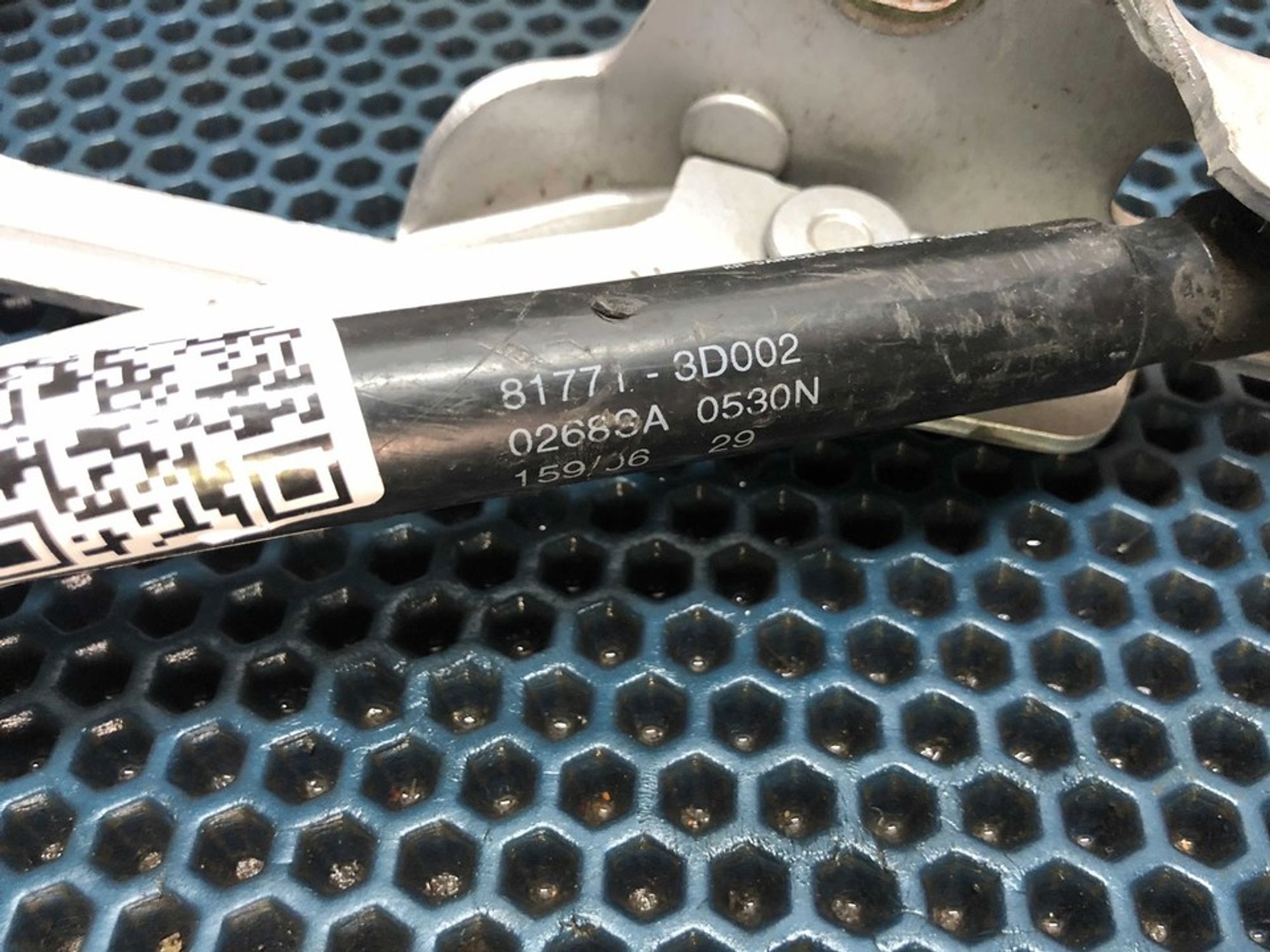 792203D000 Петля двери/крышки багажника с газовым упором правая R Hyundai Sonata IV EF, 600 рублей, Нижний Новгород