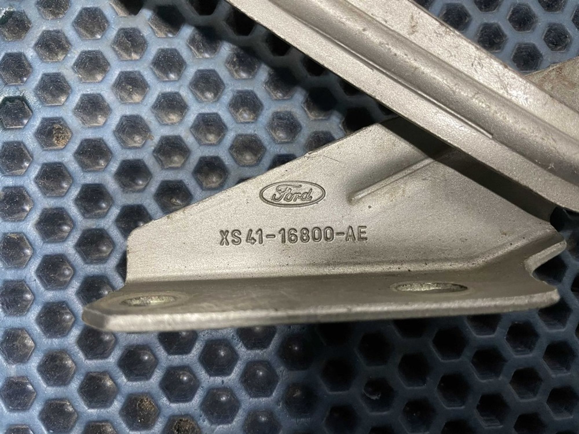 XS4116800AE Петля капота правая R Ford Focus I, 600 рублей, Нижний Новгород