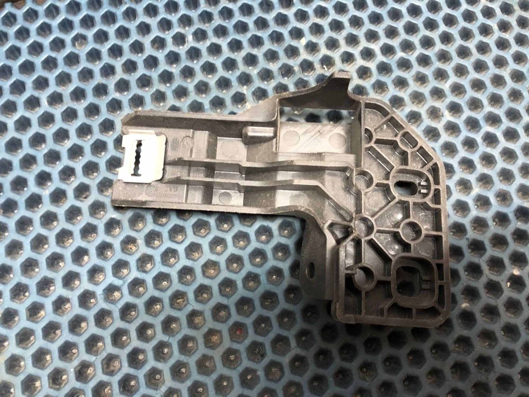 3C1863143 Кронштейн центральной консоли Volkswagen Passat B6, 500 рублей, Нижний Новгород