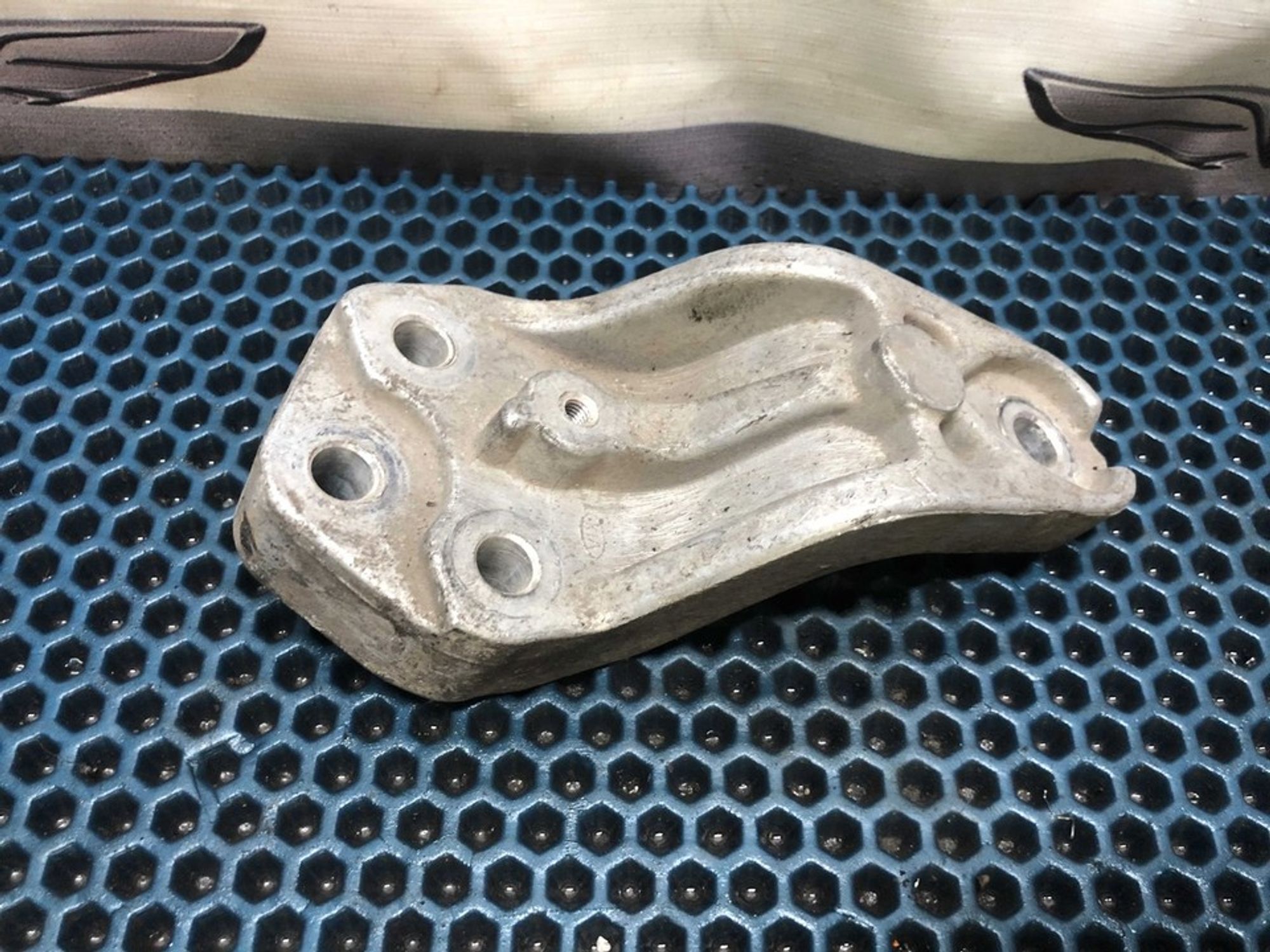 218152H000 Кронштейн опоры двигателя правый R Hyundai Неопознанная модель, 500 рублей, Нижний Новгород