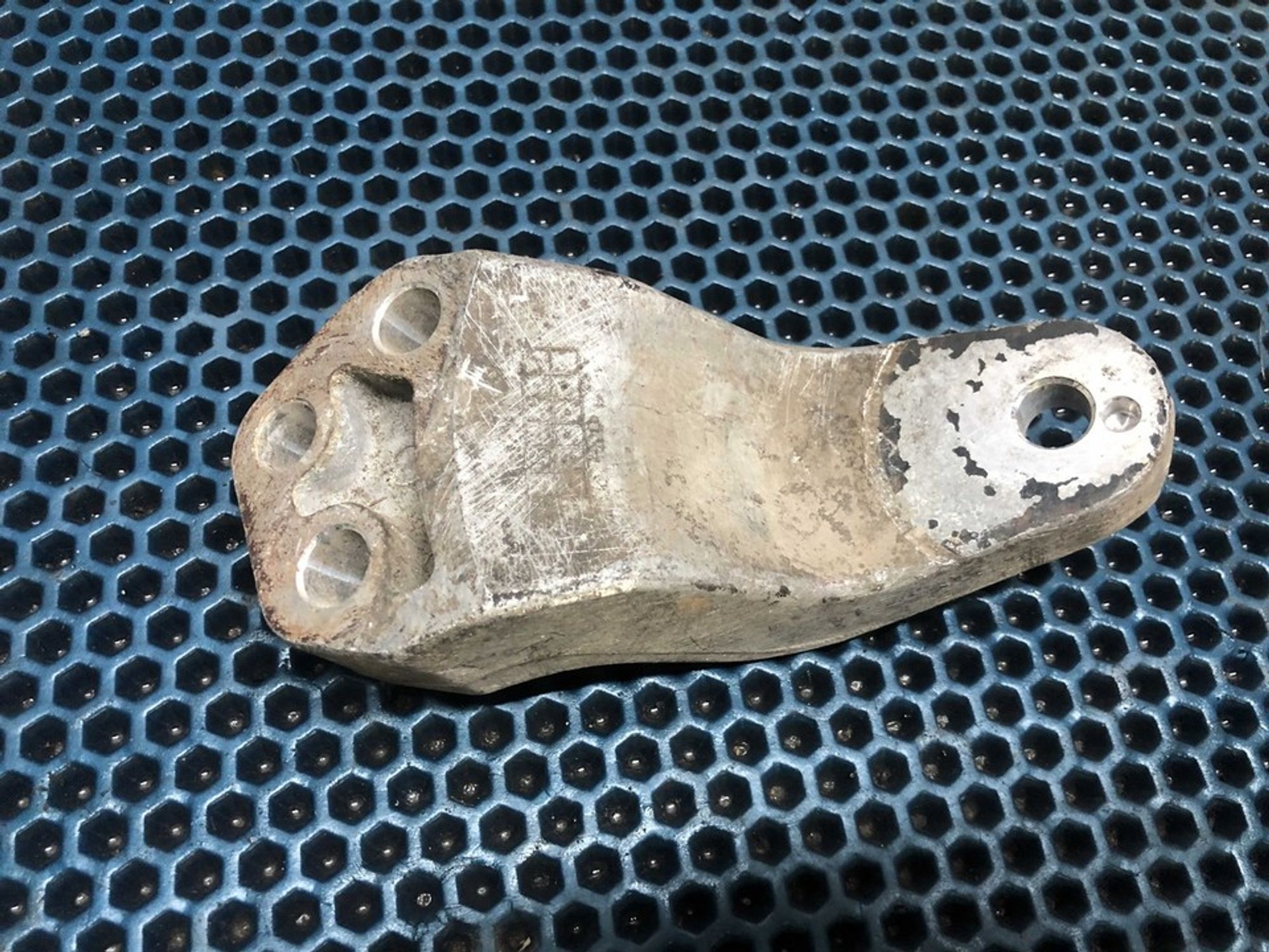 218152H000 Кронштейн опоры двигателя правый R Hyundai Неопознанная модель, 500 рублей, Нижний Новгород