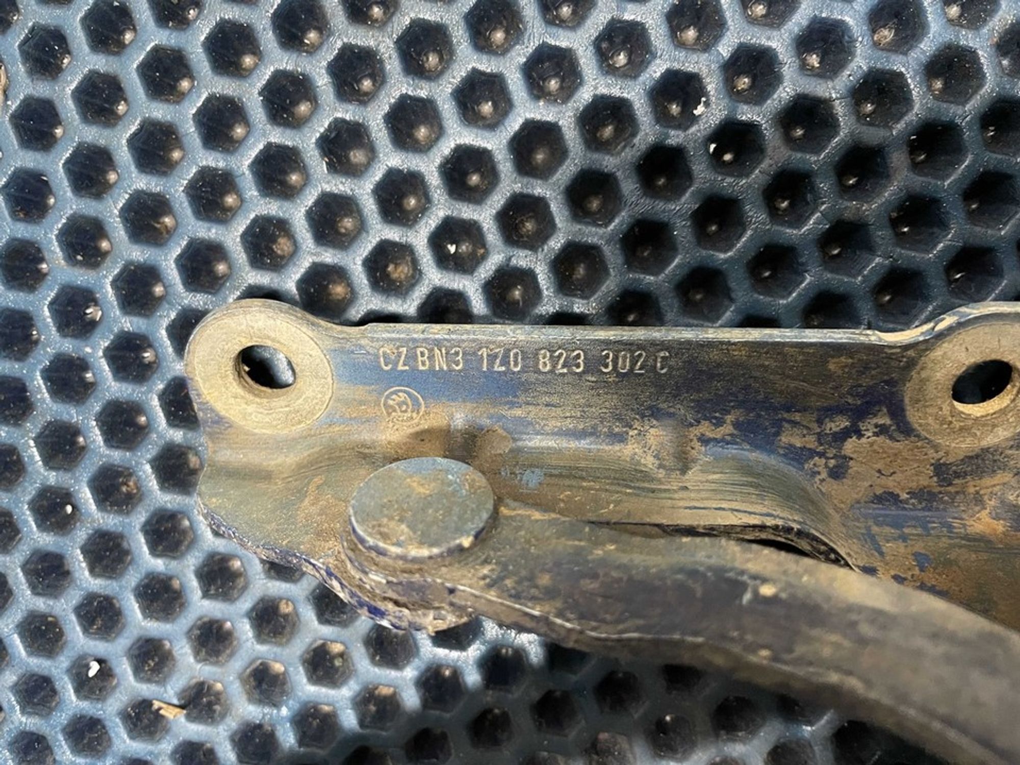 1Z0823302C Петля капота правая R Skoda Octavia II, 1200 рублей, Нижний Новгород