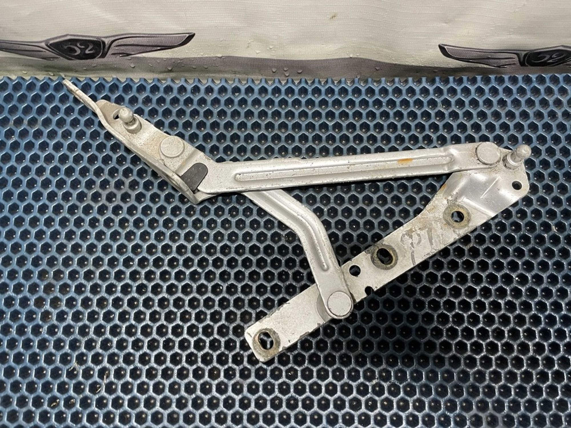 YS41F42700AA Петля крышки багажника правая R Ford Focus I, 700 рублей, Нижний Новгород