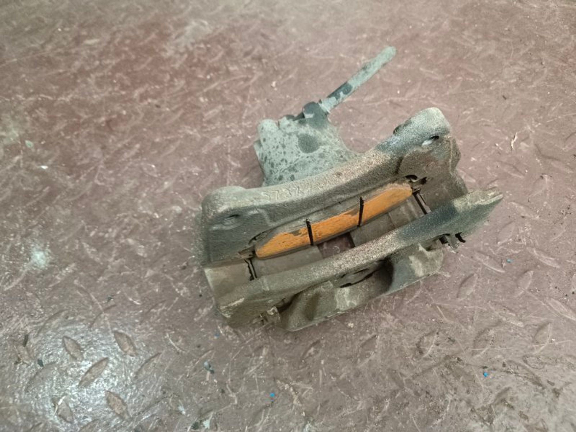 Суппорт тормозной передний правый Mitsubishi, 3000 рублей, Ростов-на-Дону