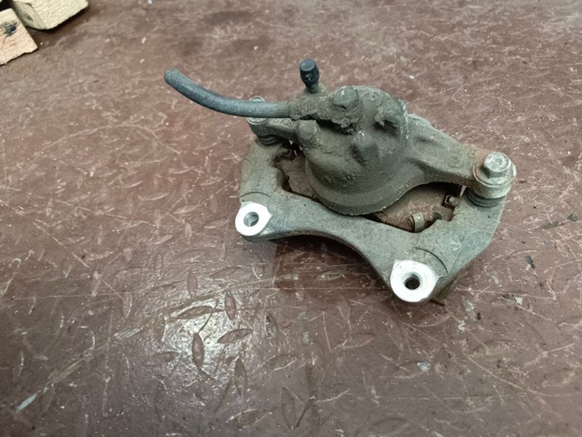 Суппорт тормозной передний левый Mitsubishi, 3000 рублей, Ростов-на-Дону