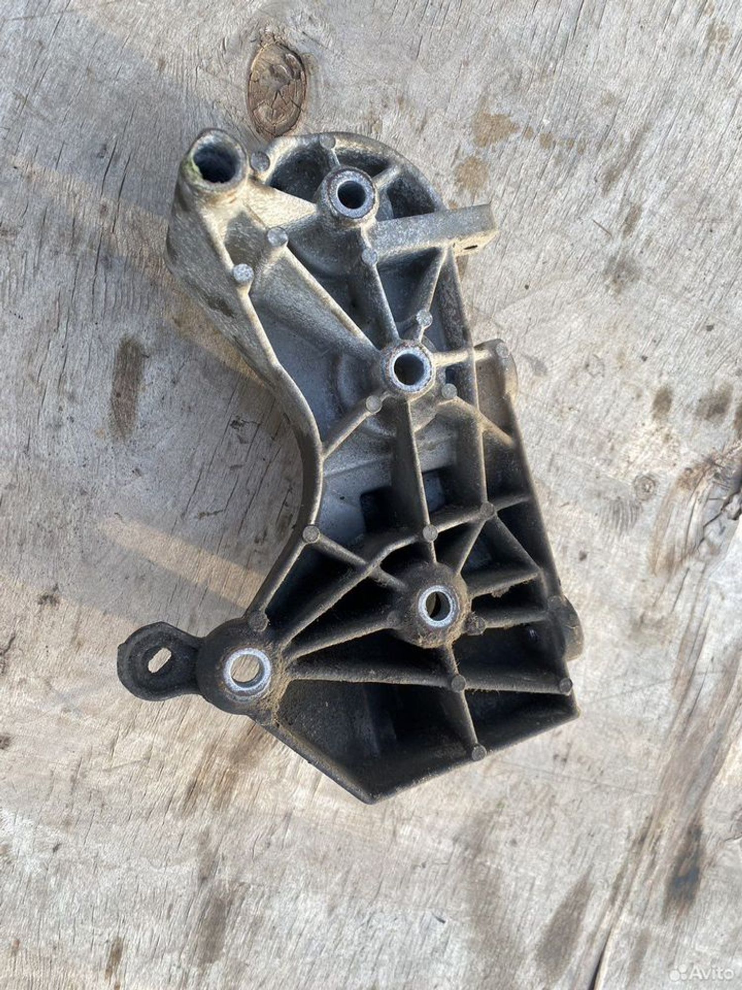 Кронштейн гура logan 1.6, 1000 рублей, Семиозерка