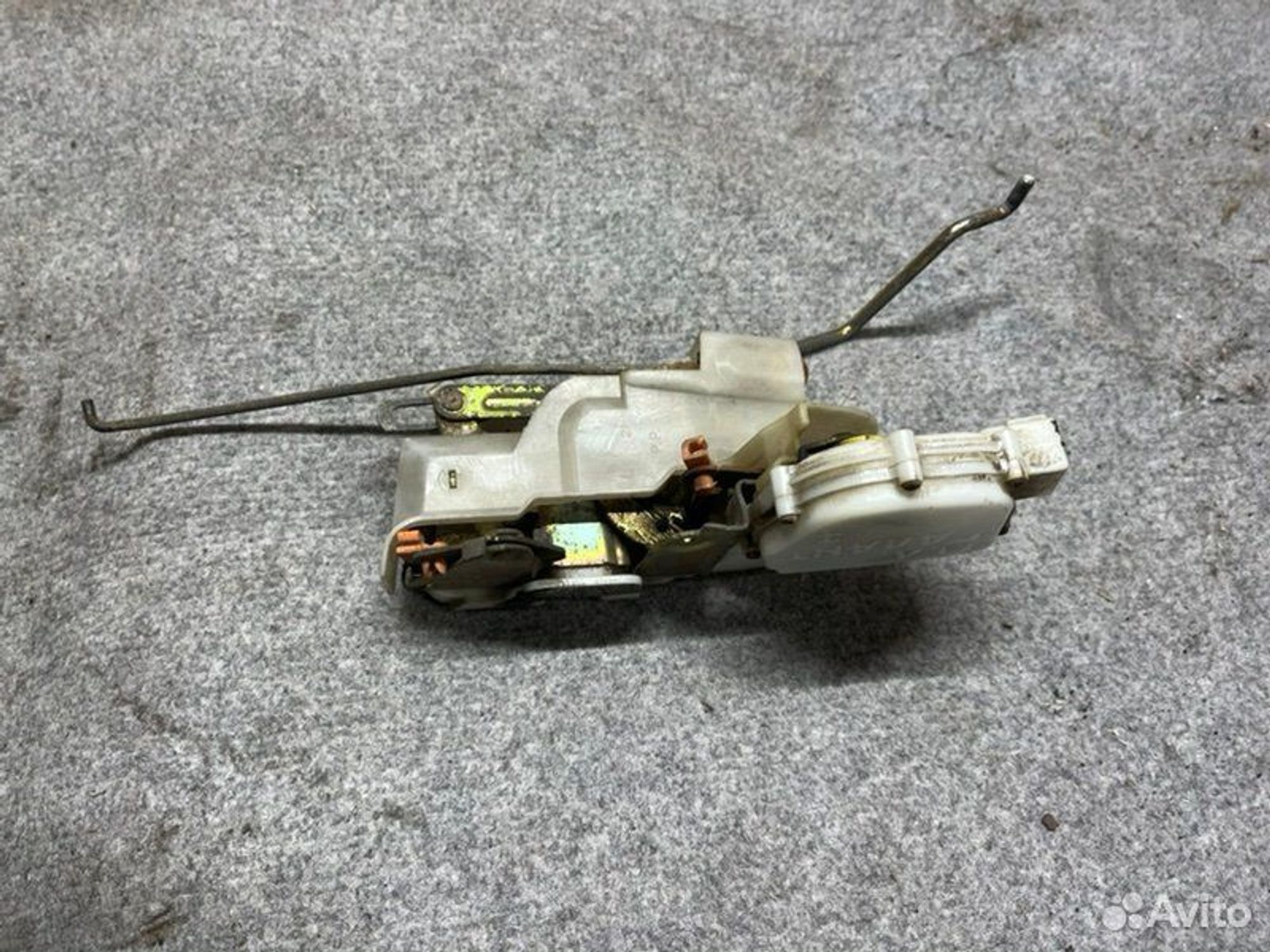 Замок боковой двери передний левый Mitsubishi, 1000 рублей, Семиозерка