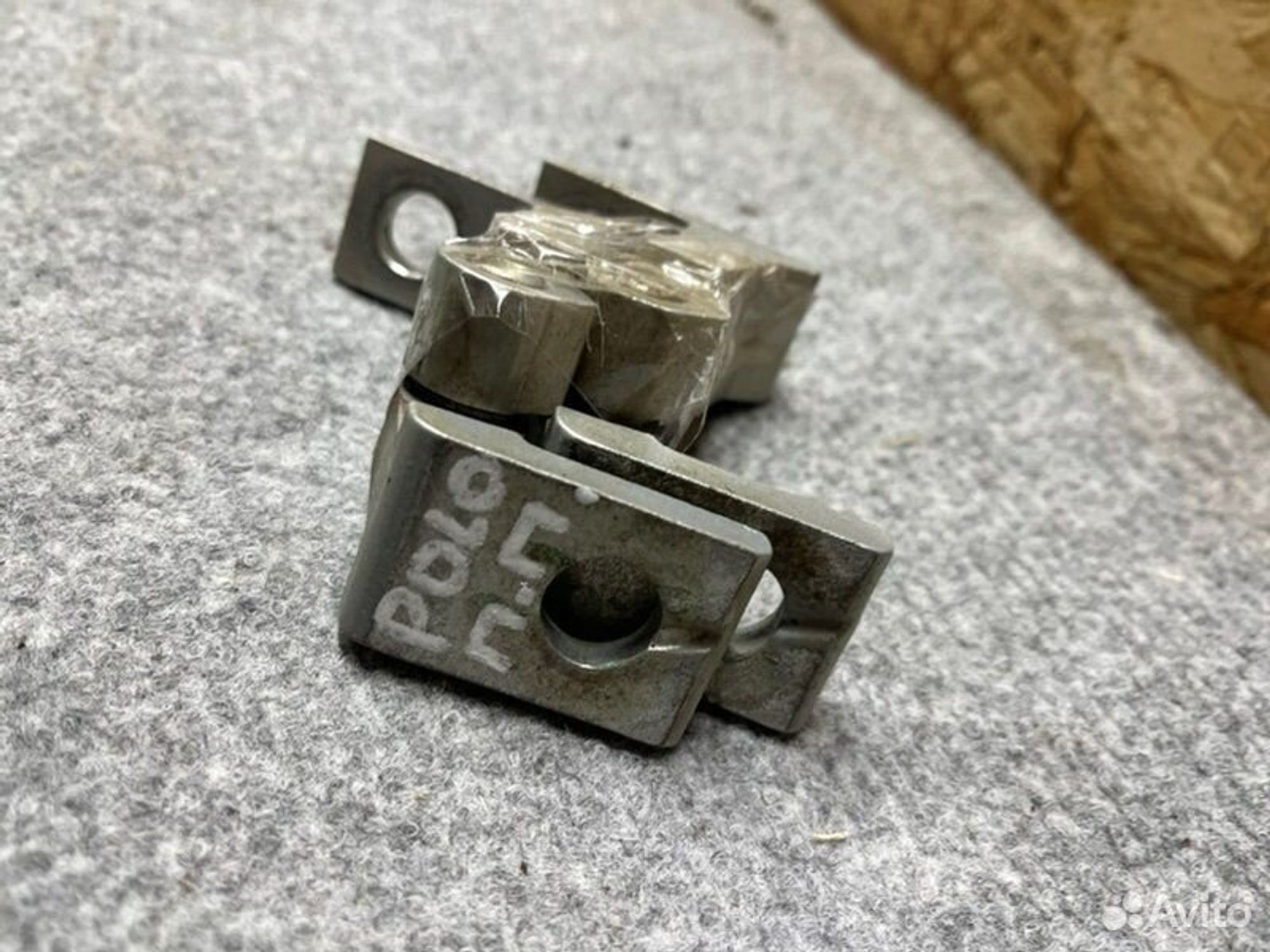 Петля двери передняя правая Volkswagen Polo CFN, 2000 рублей, Семиозерка