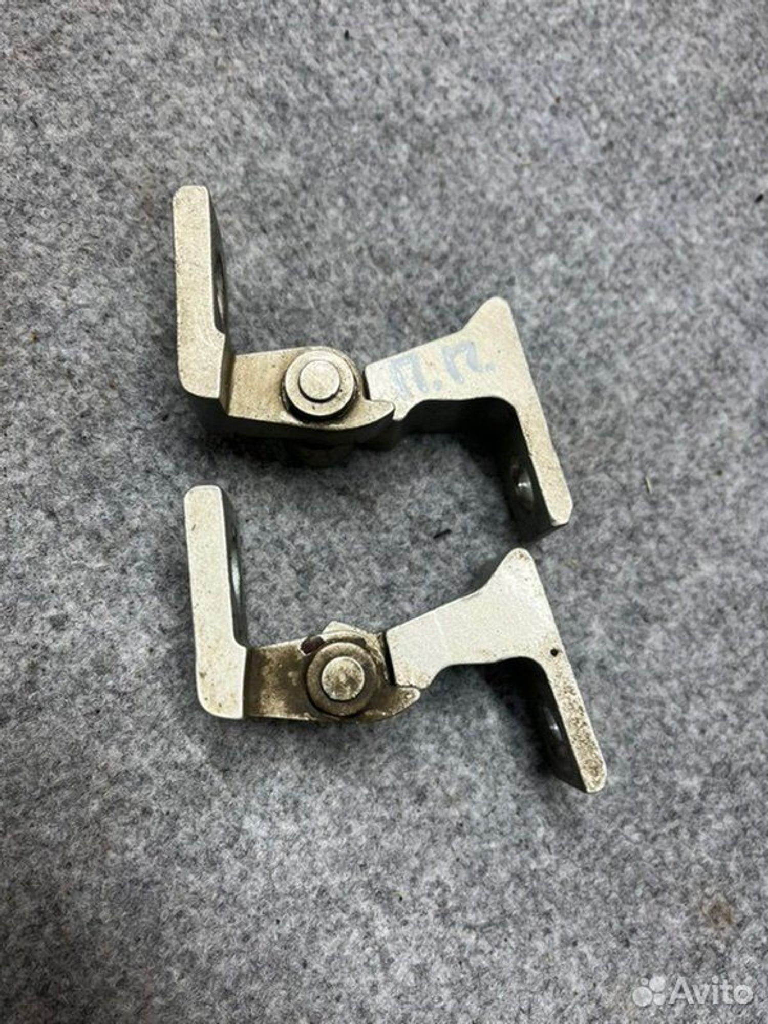 Петля двери передняя правая Volkswagen Polo CFN, 2000 рублей, Семиозерка