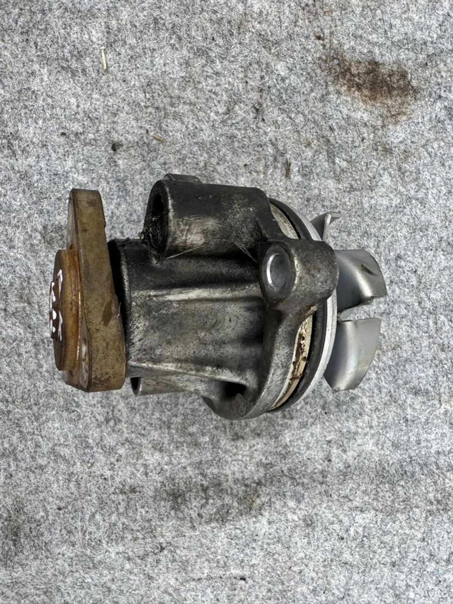 Помпа водяная Mazda L3-VE, 1000 рублей, Семиозерка