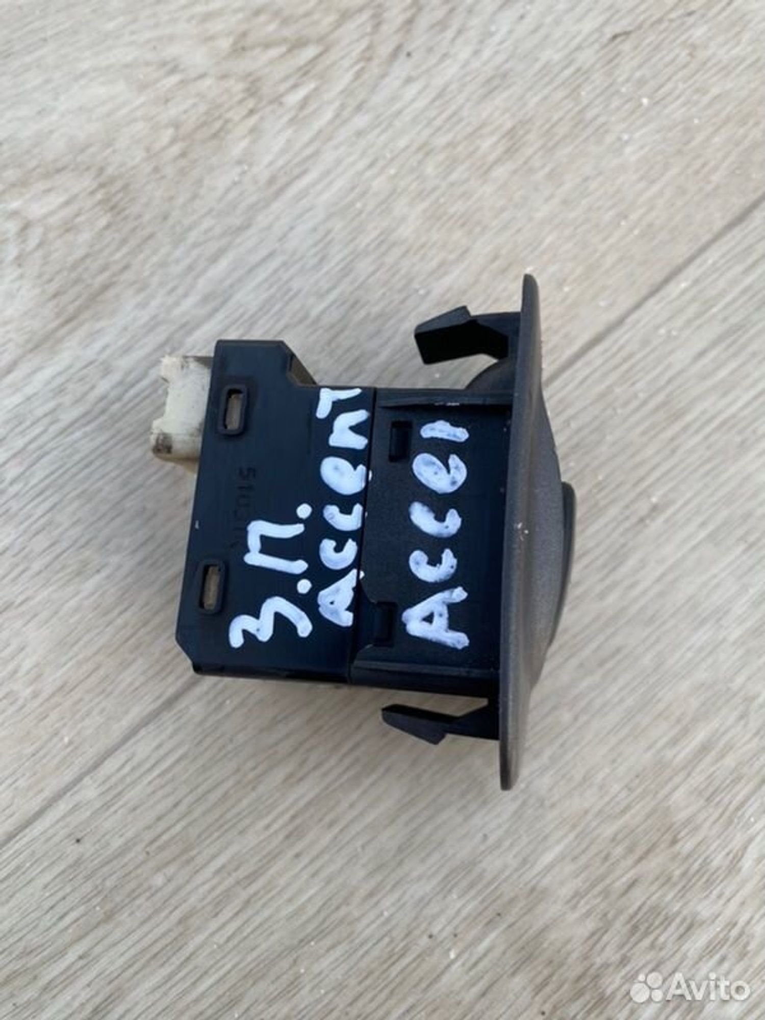 Кнопка стеклоподъемника задняя правая Hyundai, 1000 рублей, Семиозерка