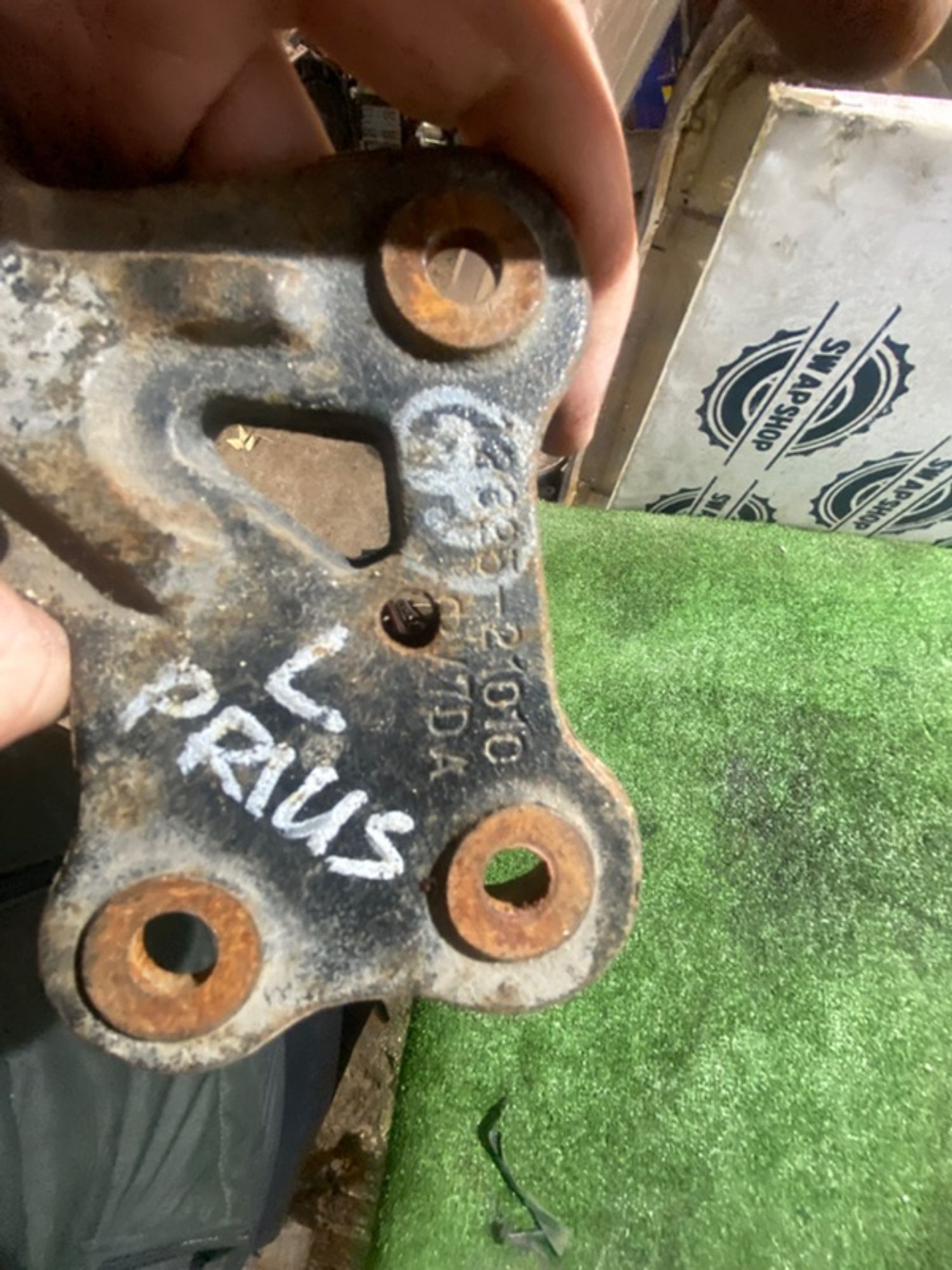 Кронштейн двигателя Toyota prius 2001 1232521010 NHW10 1NZ-FSE, левый, 600 рублей, Сосновоборск