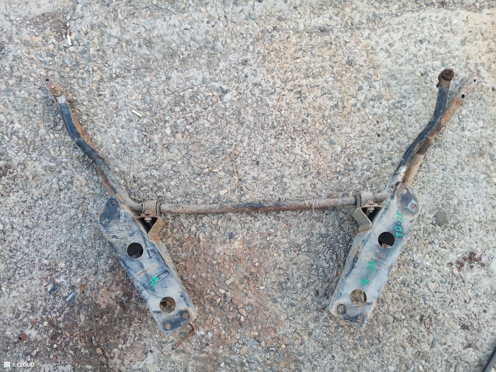 1 Стабилизатор подвески передний NISSAN URVAN E24 TD25, 5000 рублей, Невинномысск