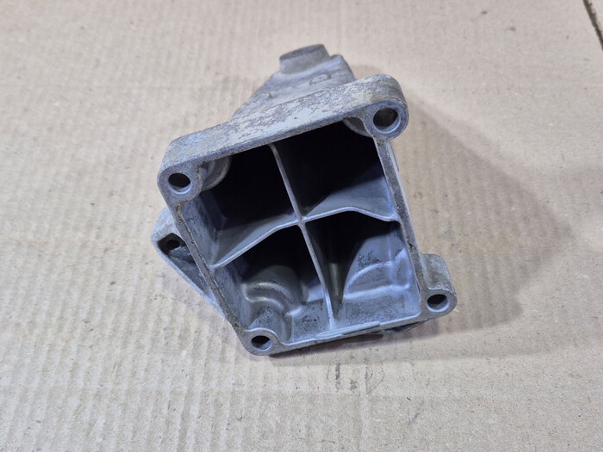 https://ycs.partsauto.market/partsauto-images/thmbs/78ee0fb3787e2dce013ed29fc8a1120c/79f558fff69a6ac7d371ddce1113843d/12a424874f0c87e93b8f99635bcc4e4f.jpg