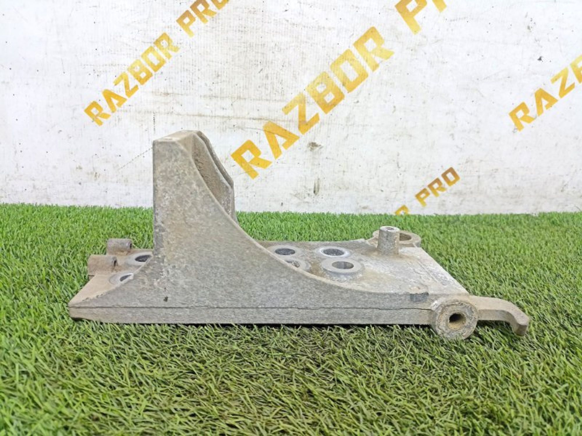https://ycs.partsauto.market/partsauto-images/thmbs/810a4be2715b5abf25a0bfa7a577948e/3576e8f017a1435180660822891484e5/2556db26c48e40977c19a16ba34e39df.jpg
