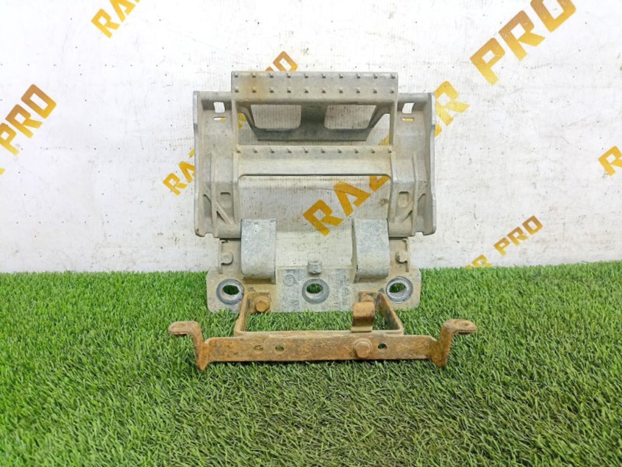 https://ycs.partsauto.market/partsauto-images/thmbs/810a4be2715b5abf25a0bfa7a577948e/aa19e847252ce7f08fb0e28c5d5f0e34/d93b2c8e64a74060e03809903c72eee6.jpg