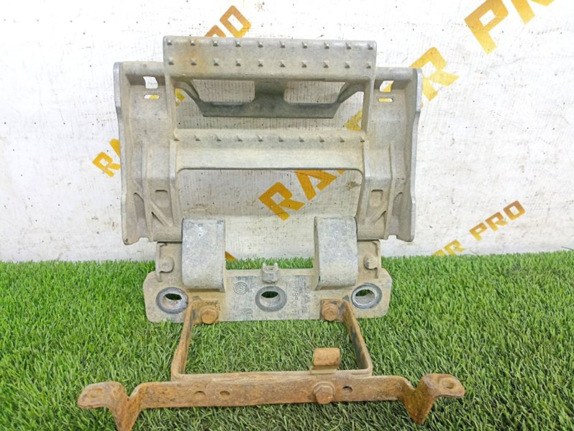 https://ycs.partsauto.market/partsauto-images/thmbs/810a4be2715b5abf25a0bfa7a577948e/aa19e847252ce7f08fb0e28c5d5f0e34/f629ce3bb948f83d8081b77340d5be74.jpg