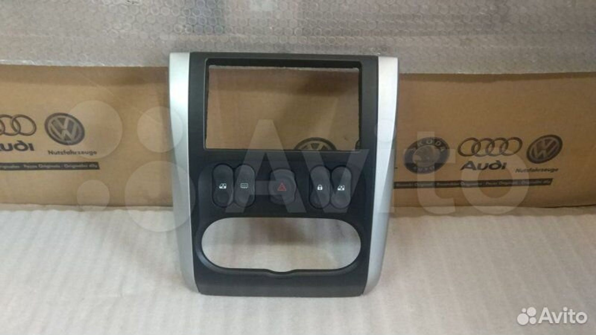 Накладка на консоль Nissan Almera 682604AA0A, 3000 рублей, Уфа