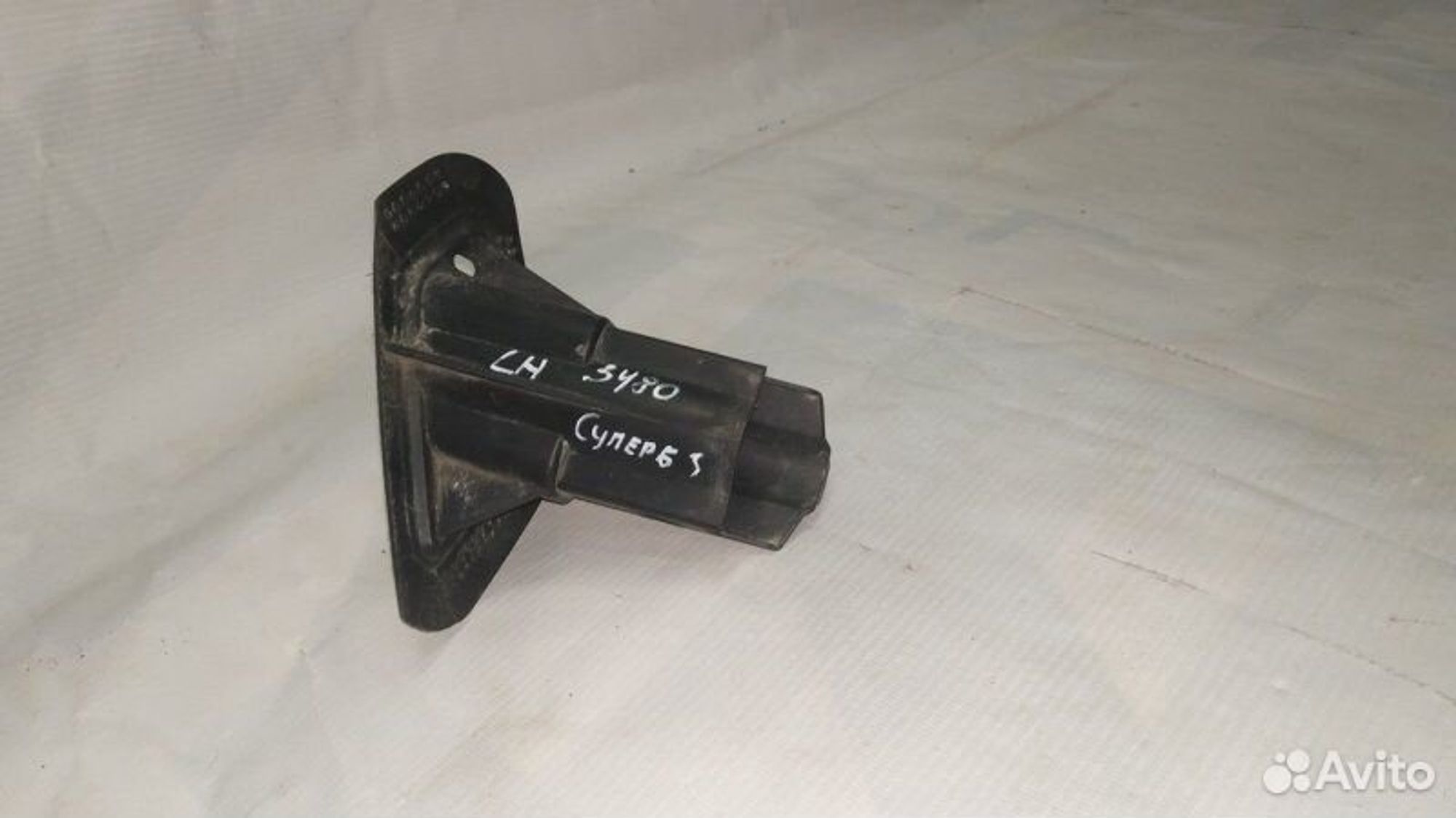 Кронштейн форсунки омывателя левый Skoda Superb, 1500 рублей, Уфа