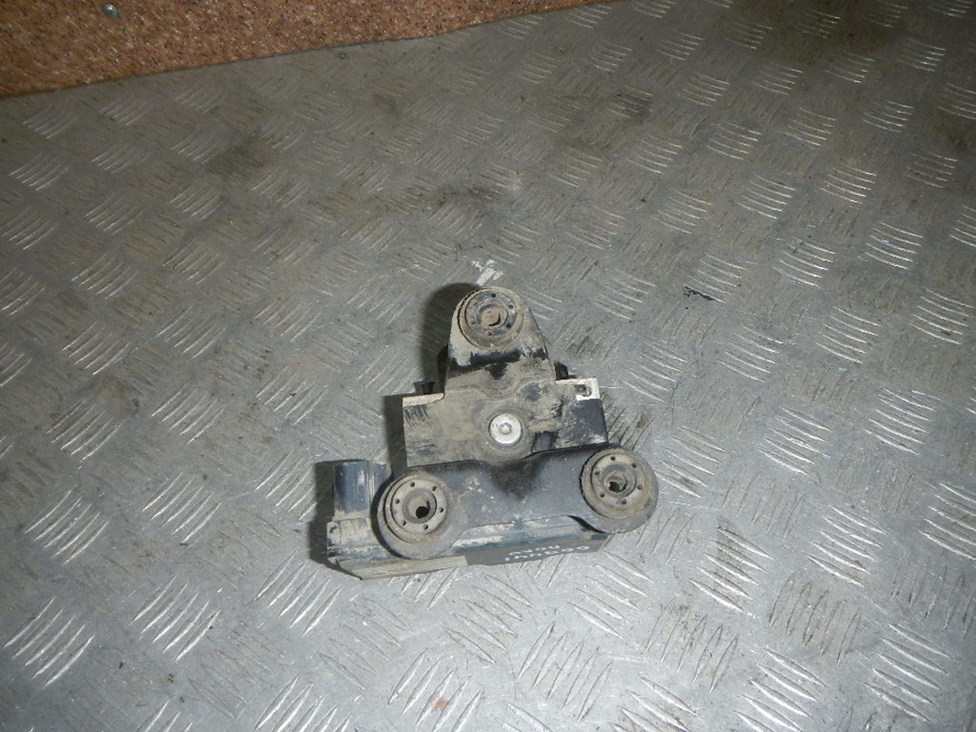 https://ycs.partsauto.market/partsauto-images/thmbs/b135e93f2d106a11df5e4386431c5e55/0d552eff68afa03179f990ff8948c765/6e80747742e293747a58621d06ce2e21.jpg