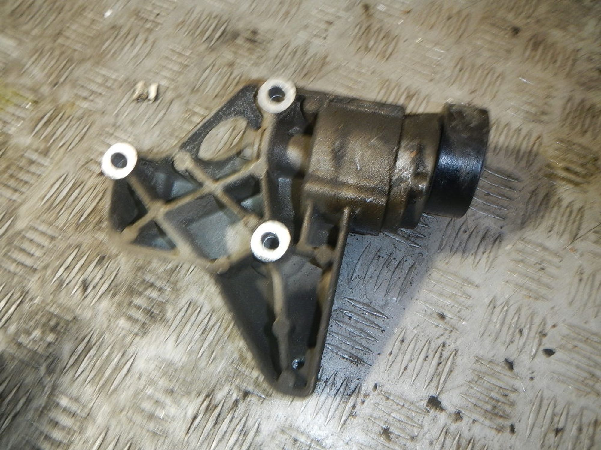 https://ycs.partsauto.market/partsauto-images/thmbs/b135e93f2d106a11df5e4386431c5e55/4de6cf9239f5c0a3a8152fe4ad526e1f/639f40df2657eafff0f11792d0fb26bc.jpg