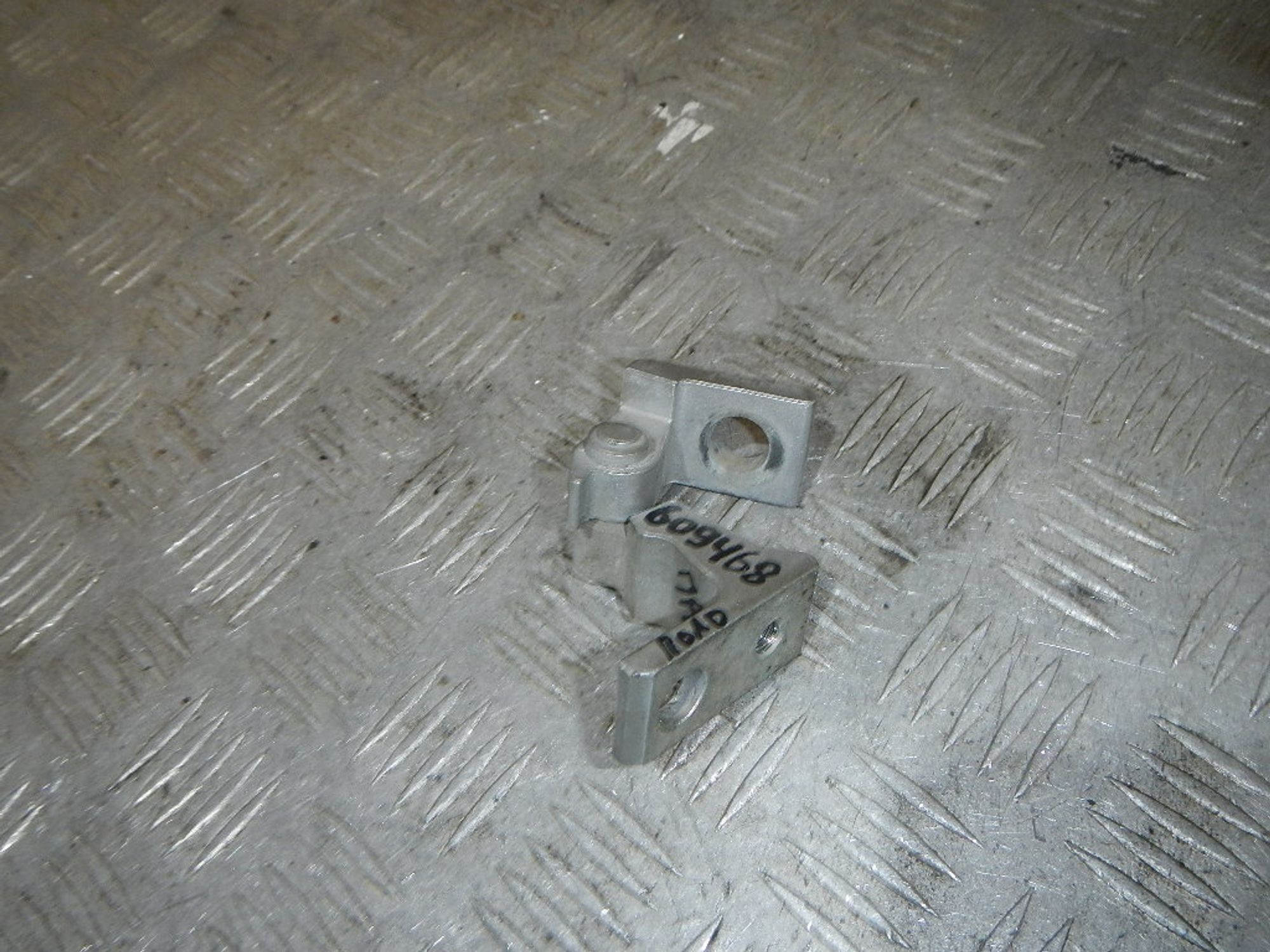 https://ycs.partsauto.market/partsauto-images/thmbs/b135e93f2d106a11df5e4386431c5e55/68455929c73353f24a6406f9c059dbc2/57f5cafc27263ae6917e7c2408085a99.jpg