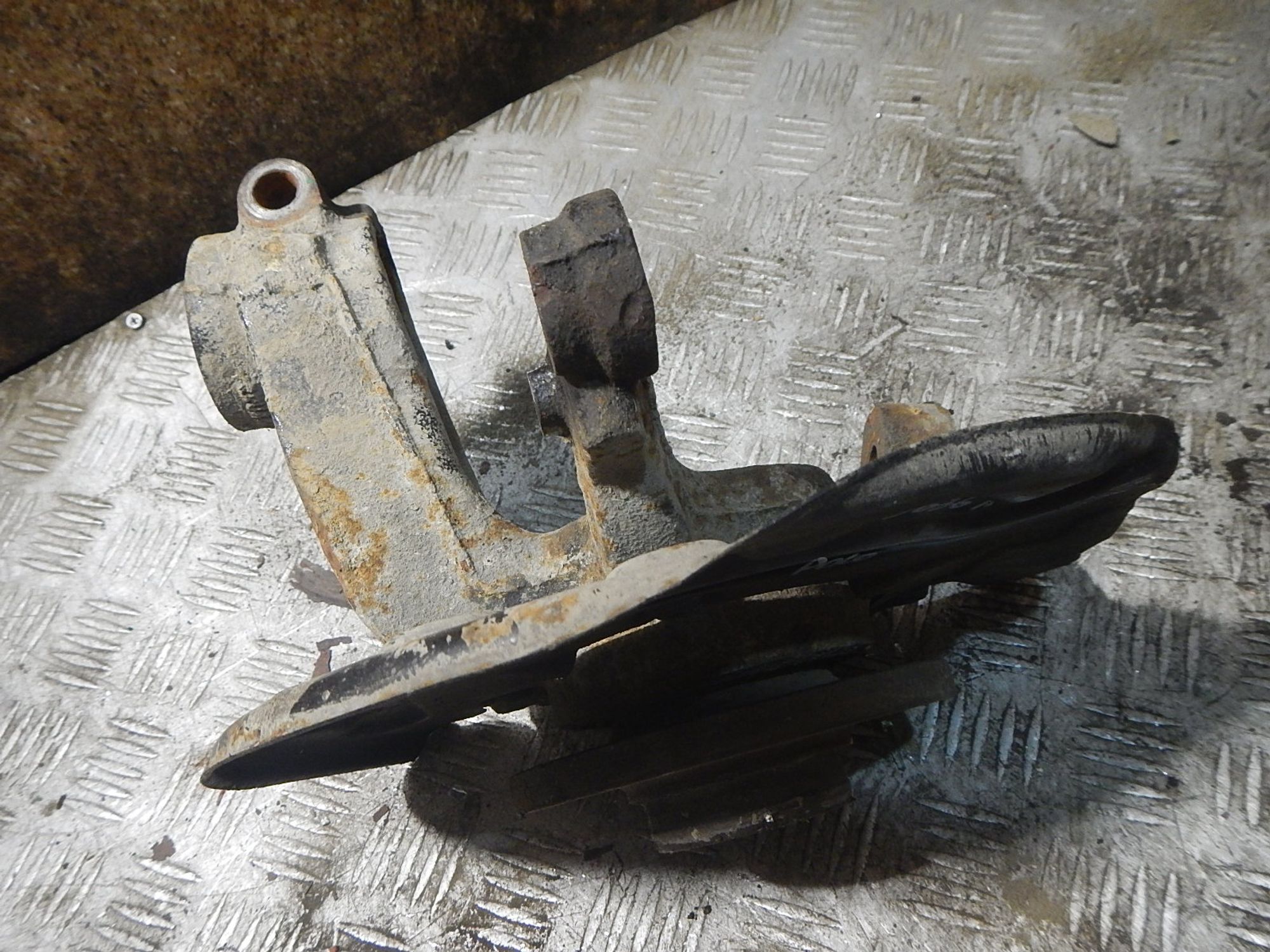 https://ycs.partsauto.market/partsauto-images/thmbs/b135e93f2d106a11df5e4386431c5e55/6beceabc621e4d5858cb5398e28ed48a/39a381bd6229c99b1d5cad0efc665e7a.jpg