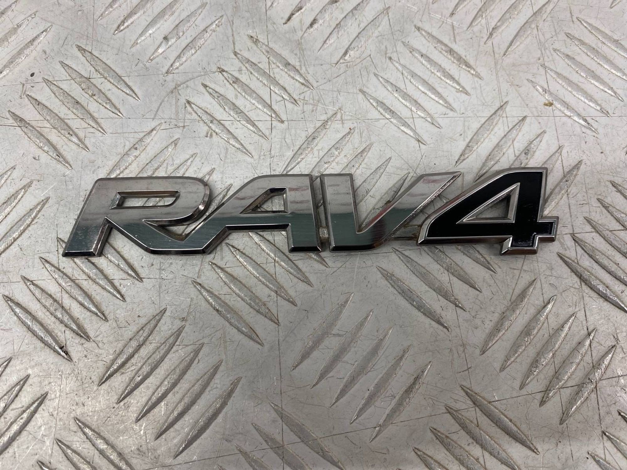 Б/У эмблема ( шильдик, значок ) задний Toyota Rav4, 800 рублей, Краснодар
