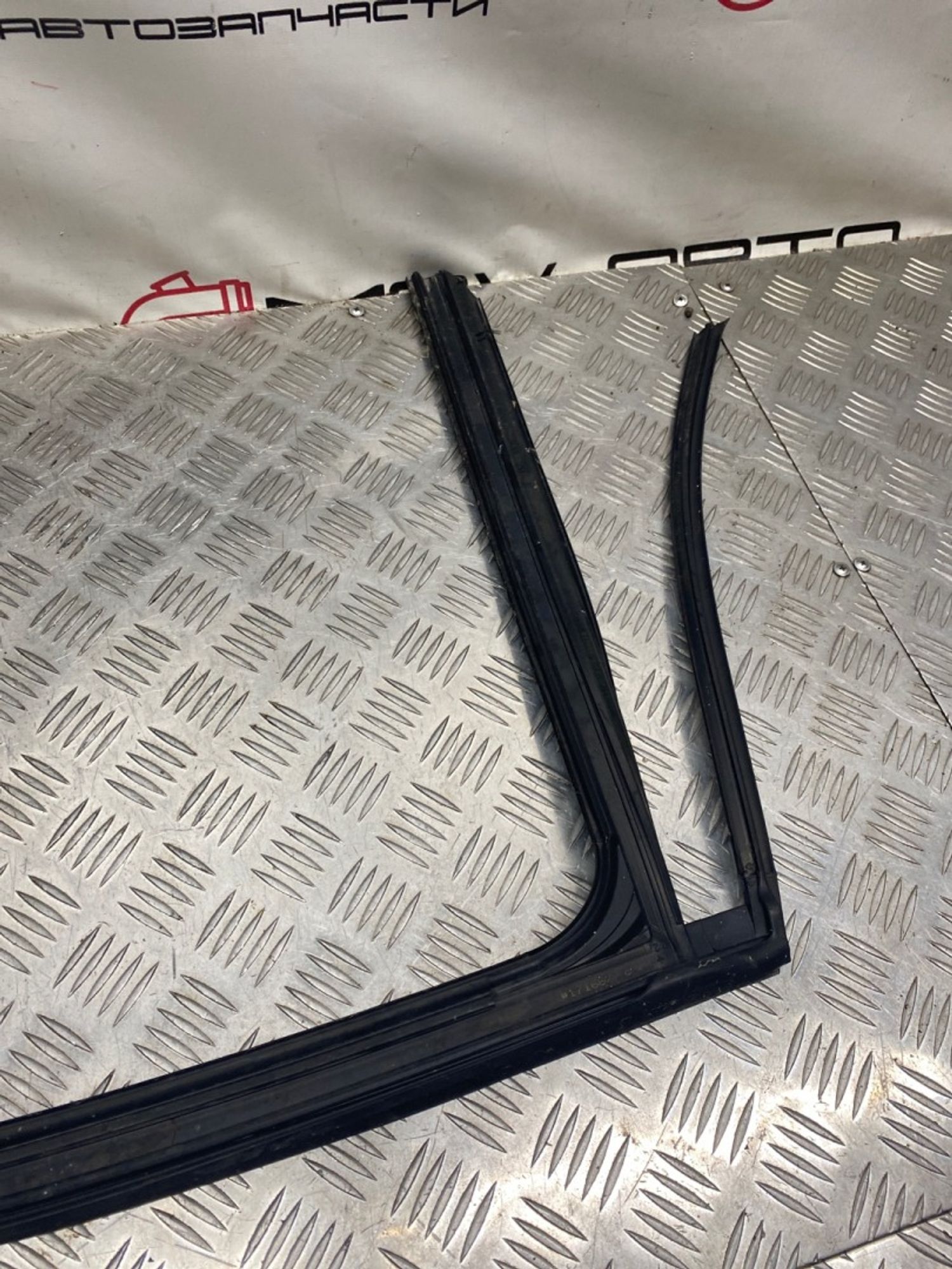 Уплотнительная резинка стекла задняя правая Mercedes Benz E-Class W212 2009, 990 рублей, Краснодар