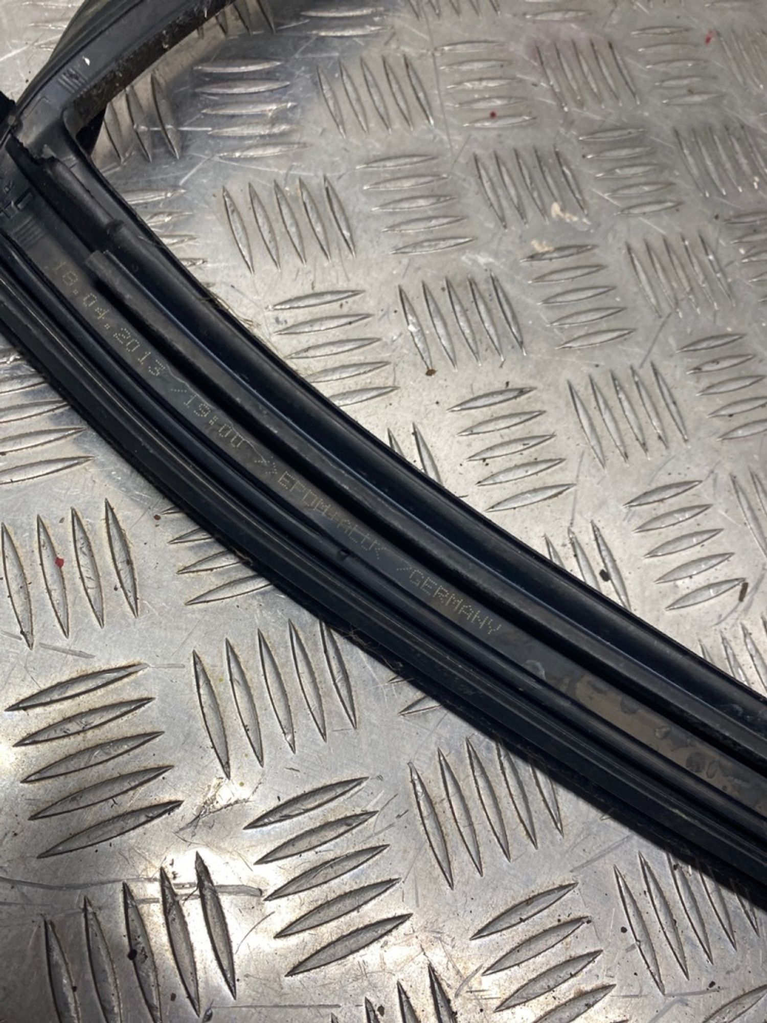 Уплотнительная резинка стекла задняя правая Mercedes Benz E-Class W212 2009, 990 рублей, Краснодар