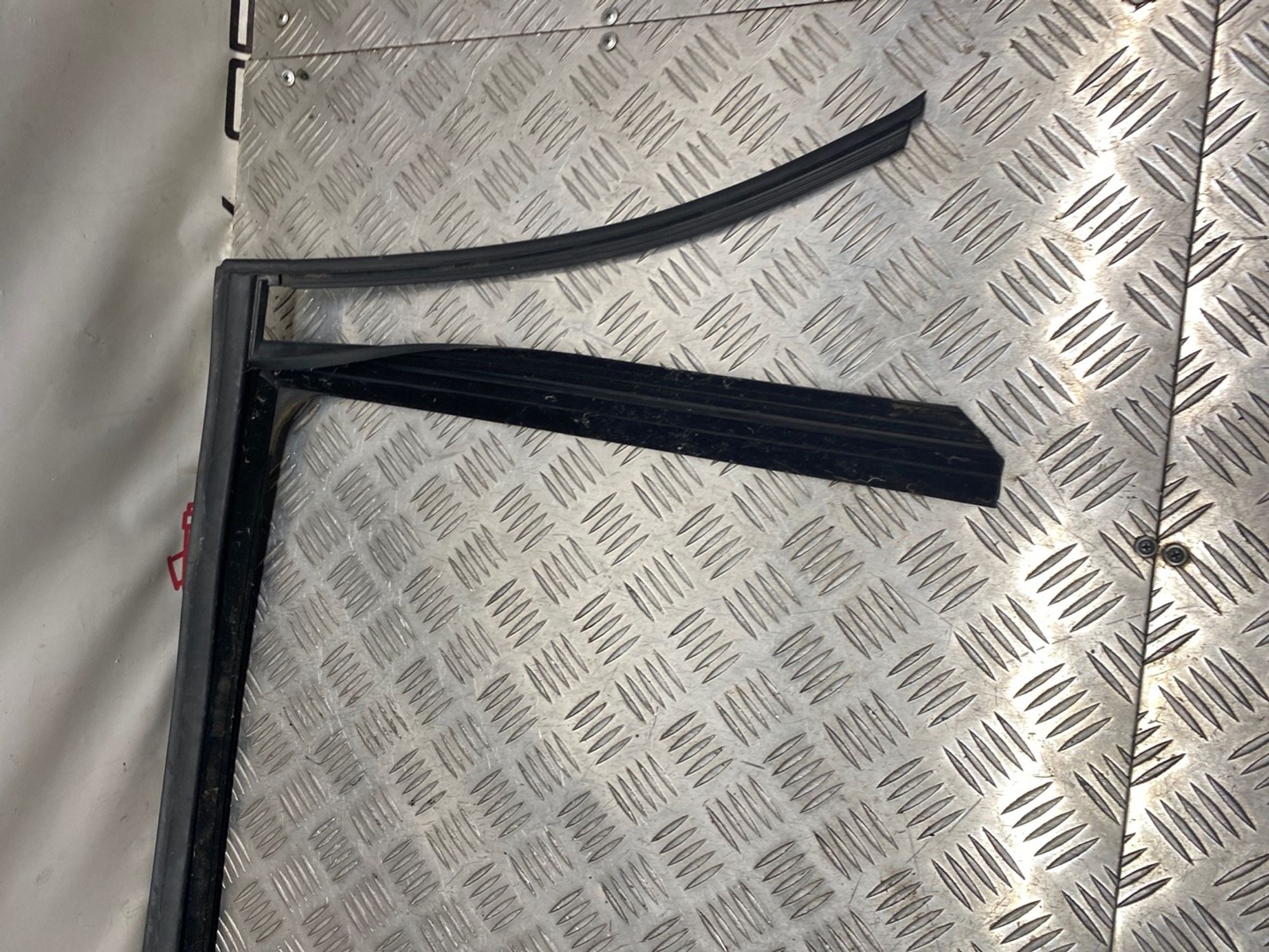 Уплотнительная резинка стекла задняя правая Mercedes Benz E-Class W212 2009, 990 рублей, Краснодар