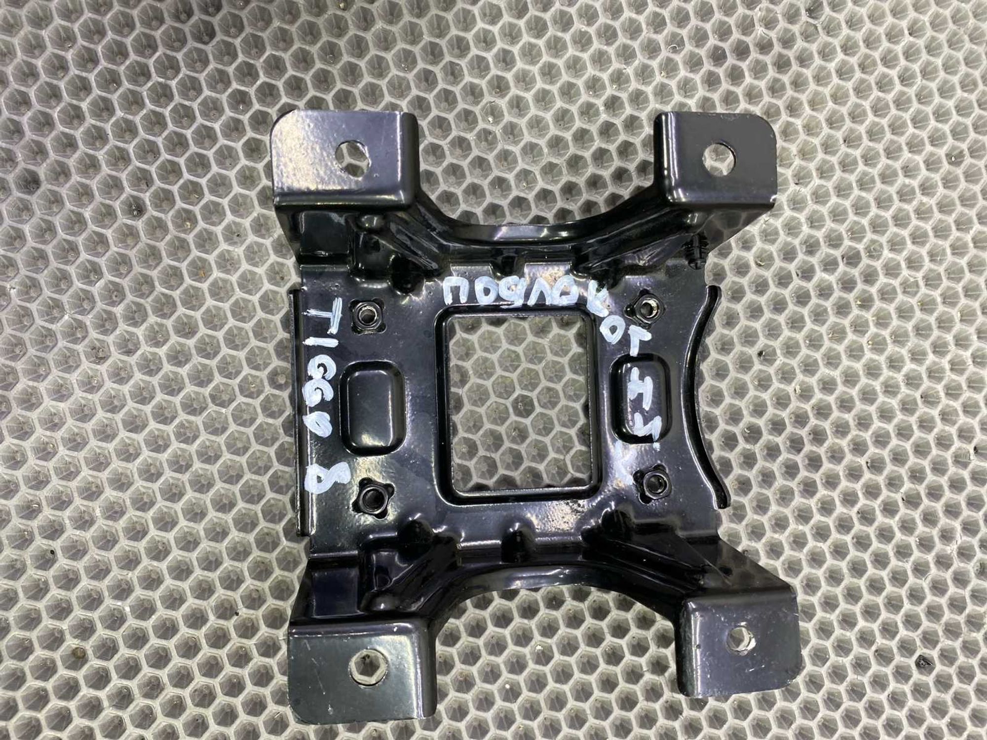 Б/У Крепление подлокотника Chery Arrizo 8 M1E 2023, 990 рублей, Краснодар