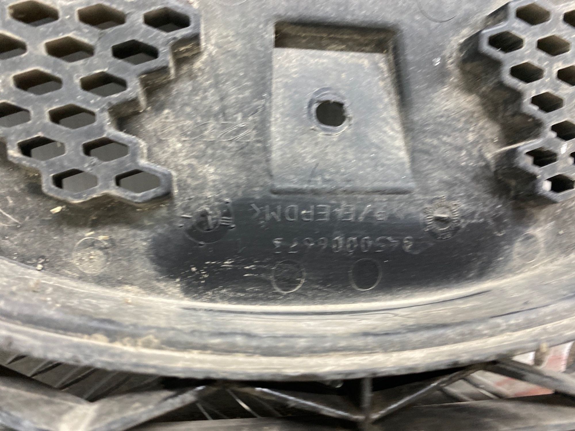 Б/У решетка радиатора передний Lada Vesta 2180 С ДЕФЕКТОМ, 399 рублей, Краснодар