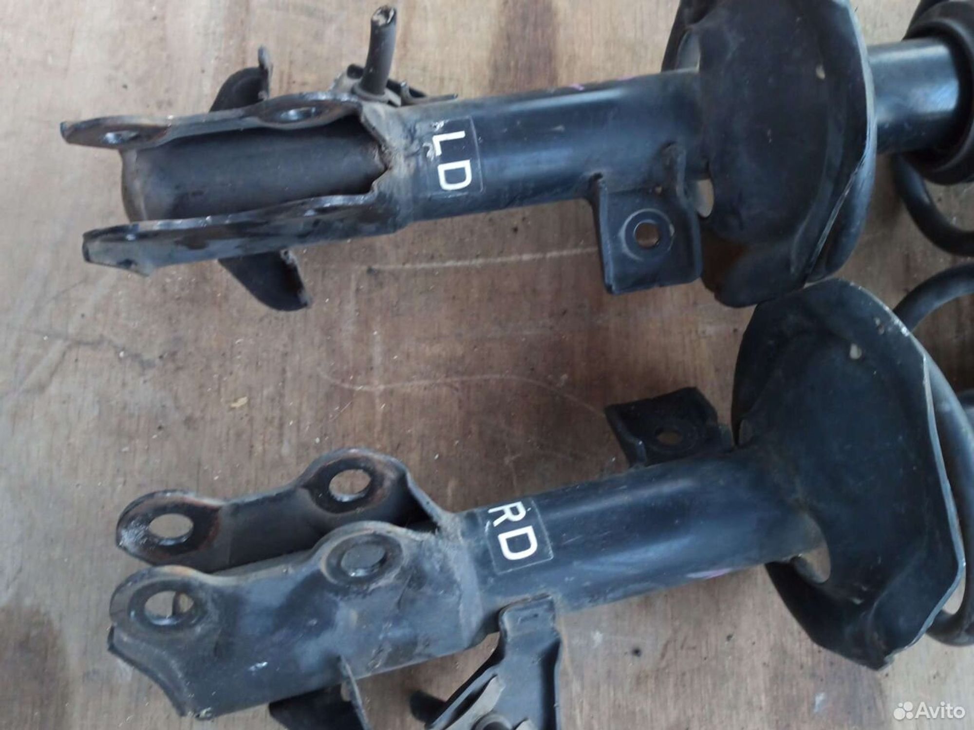 Стойки Nissan Tiida C 11, 6000 рублей, Ленина