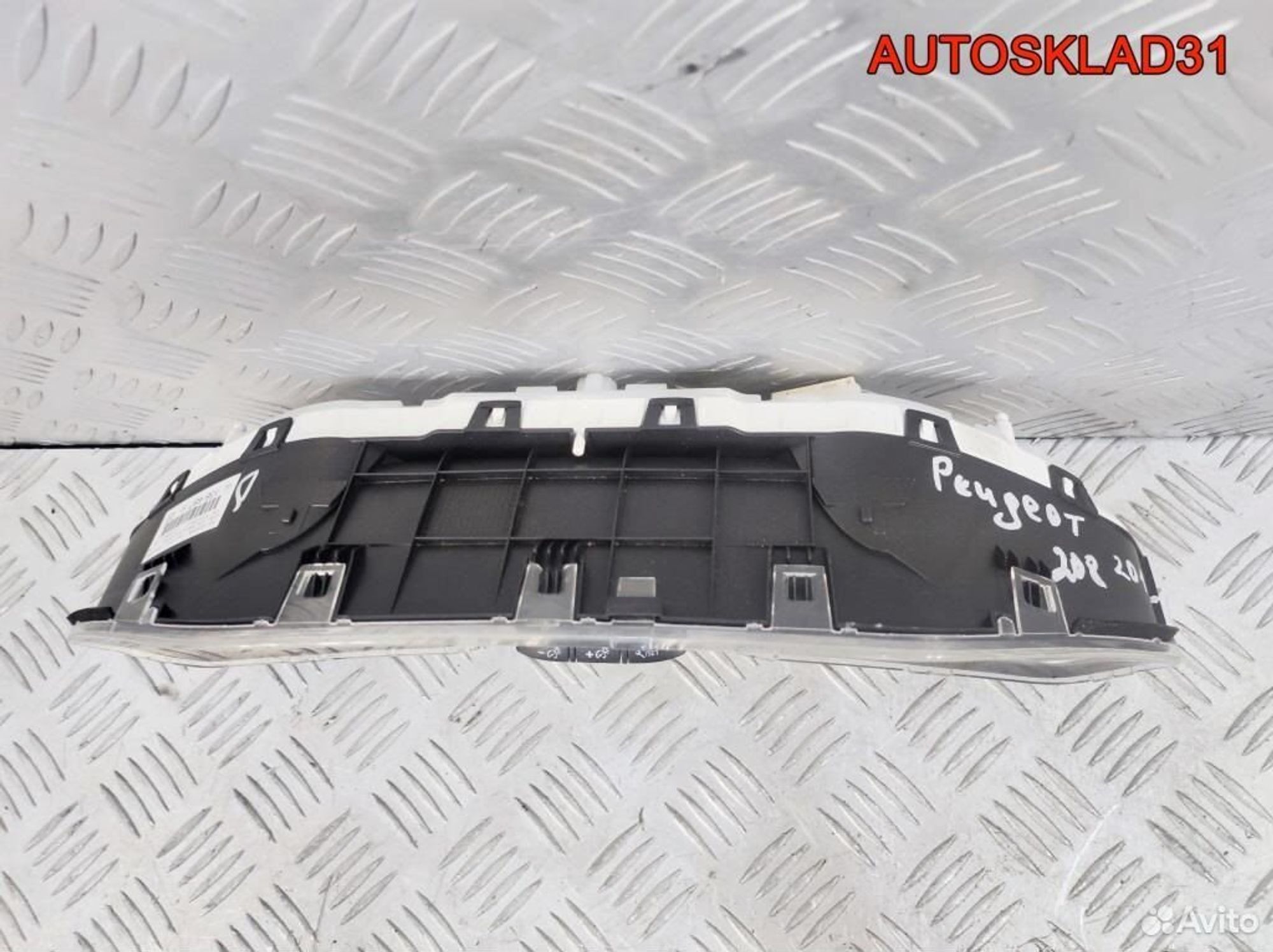 Панель приборов Peugeot 208 981384878001 Бензин, 8100 рублей, Дубовое
