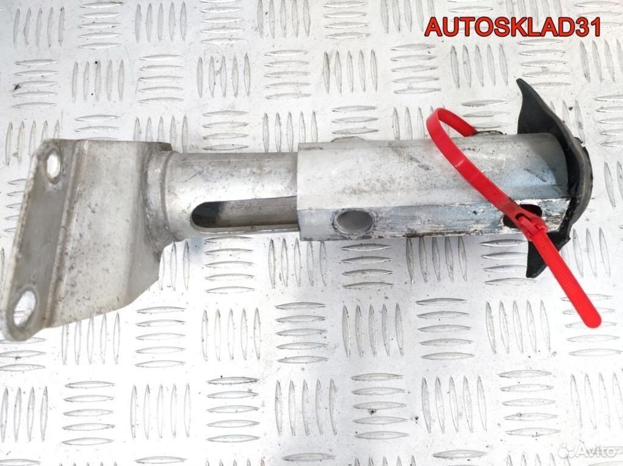 Кронштейн заднего бампера прав Audi 80 8A0807332E, 2300 рублей, Дубовое