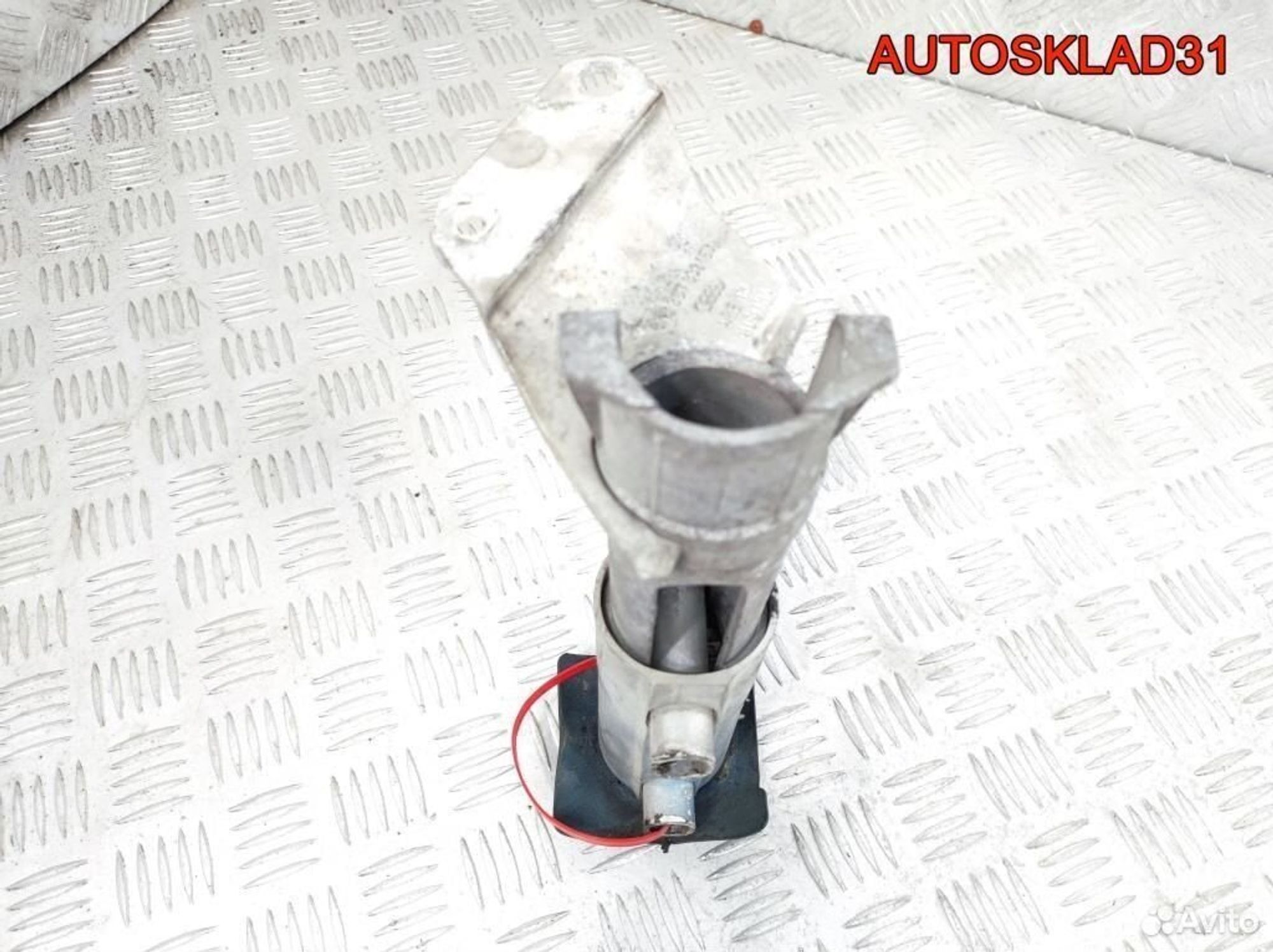 Кронштейн заднего бампера прав Audi 80 8A0807332E, 2300 рублей, Дубовое