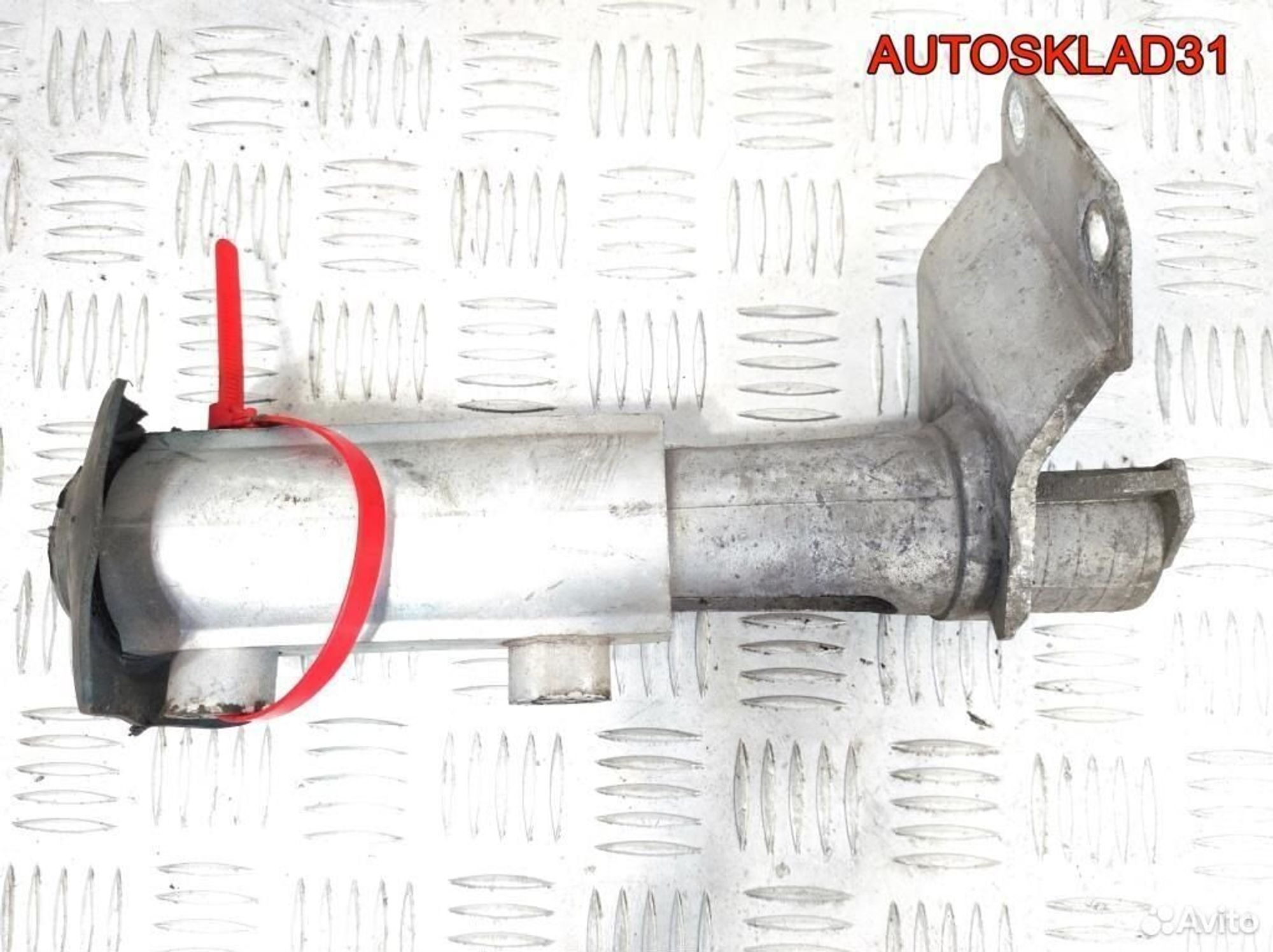 Кронштейн заднего бампера прав Audi 80 8A0807332E, 2300 рублей, Дубовое