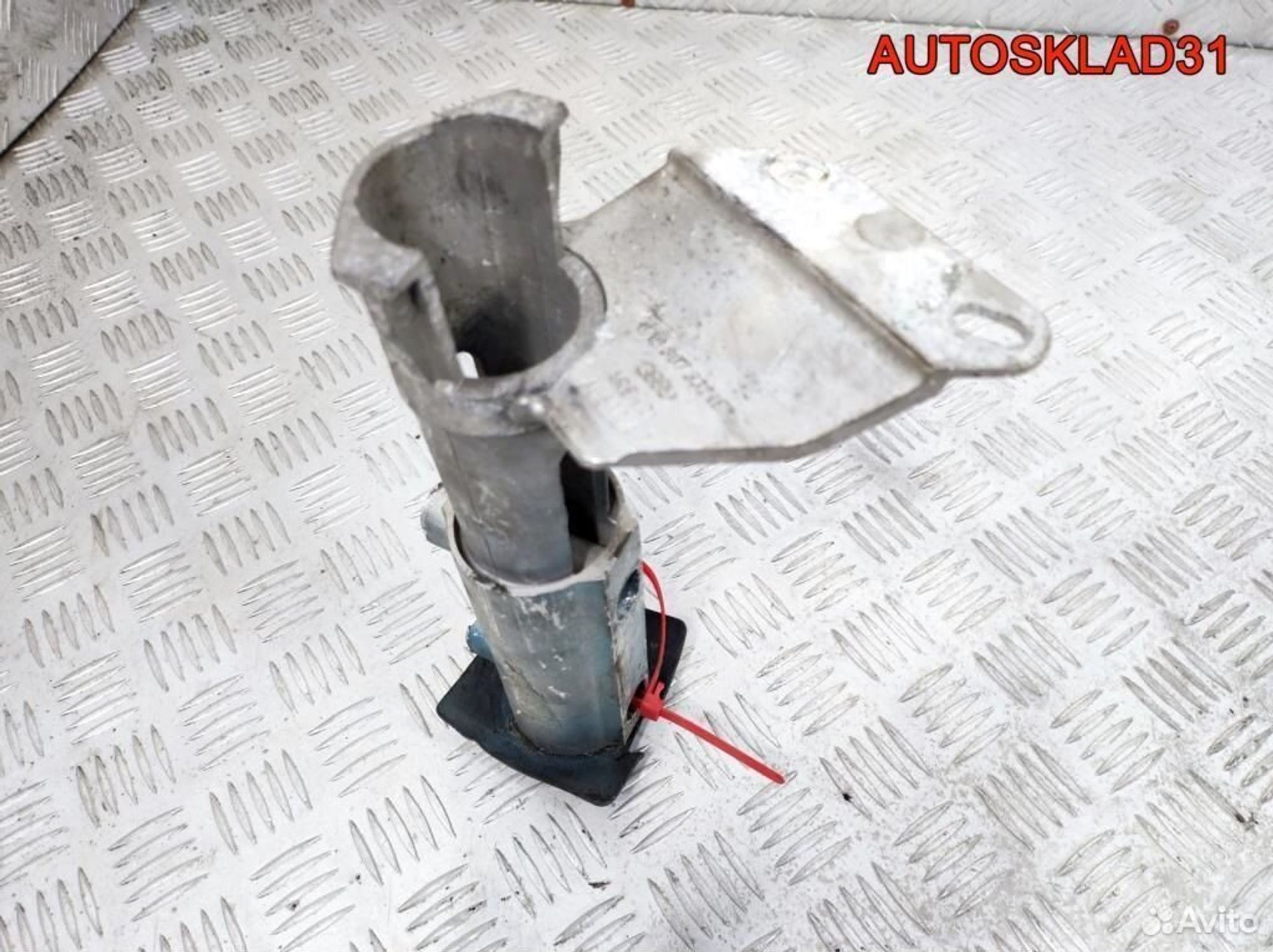 Кронштейн заднего бампера прав Audi 80 8A0807332E, 2300 рублей, Дубовое