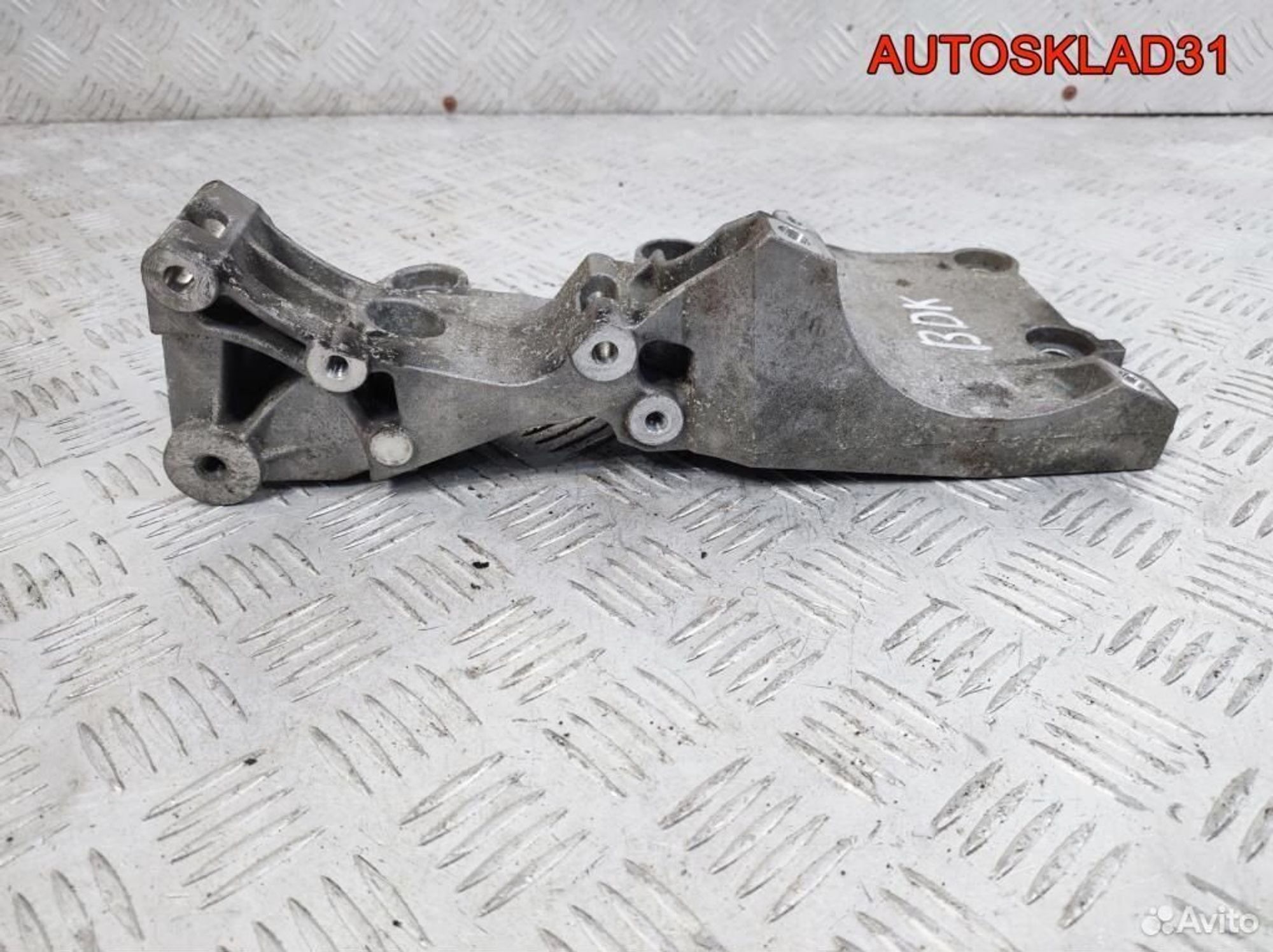 Кронштейн генератора VW Golf 5 2.0 BDK 03G903143A, 1100 рублей, Дубовое