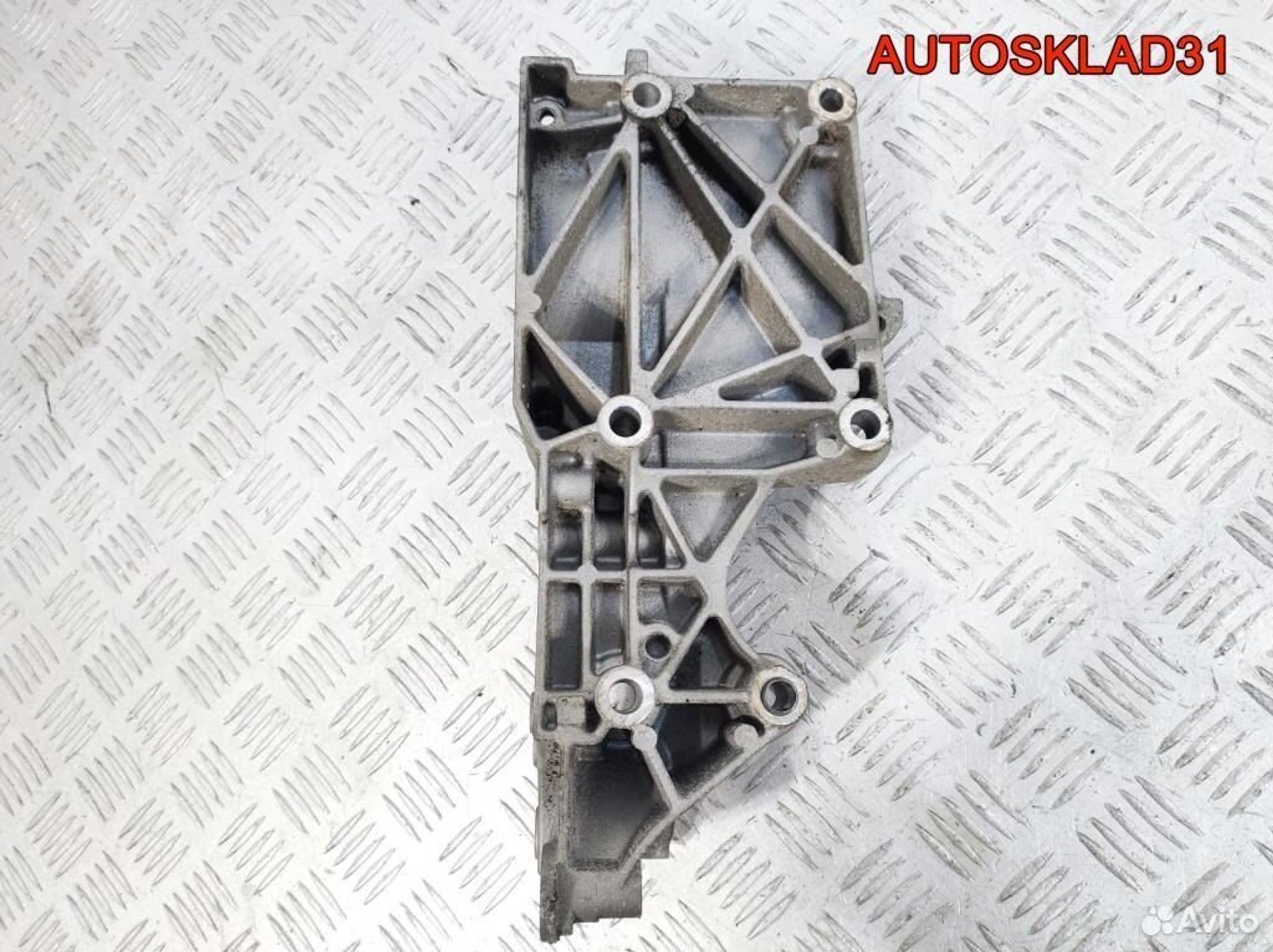 Кронштейн генератора VW Golf 5 2.0 BDK 03G903143A, 1100 рублей, Дубовое