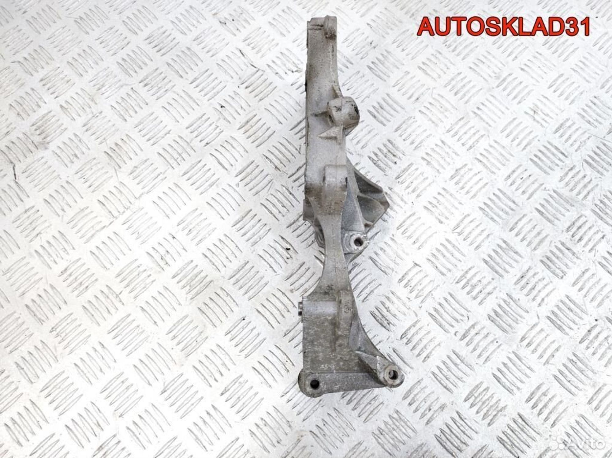 Кронштейн генератора VW Golf 5 2.0 BDK 03G903143A, 1100 рублей, Дубовое