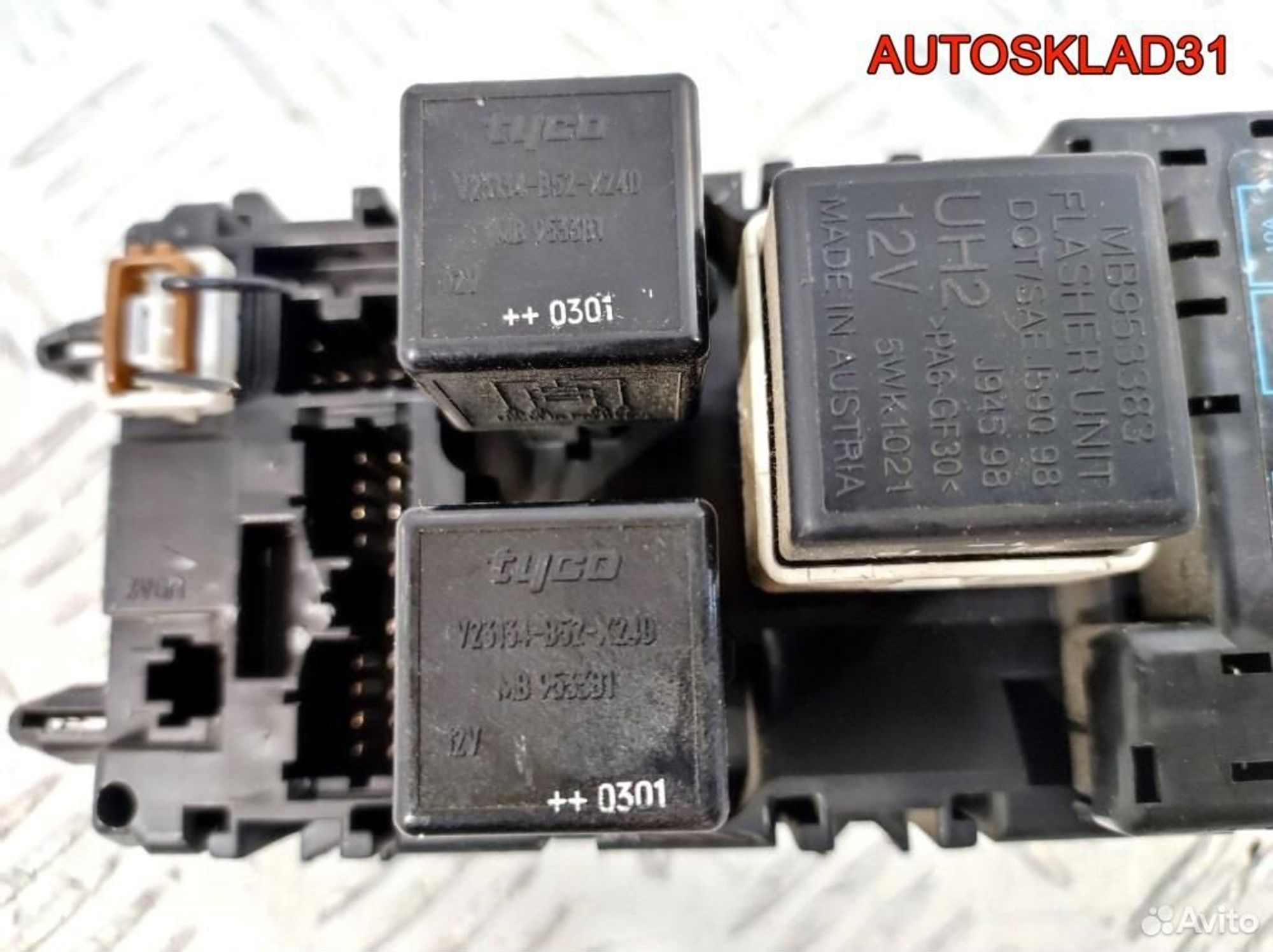 Блок предохранителей Mitsubishi Carisma MR318826, 1700 рублей, Дубовое