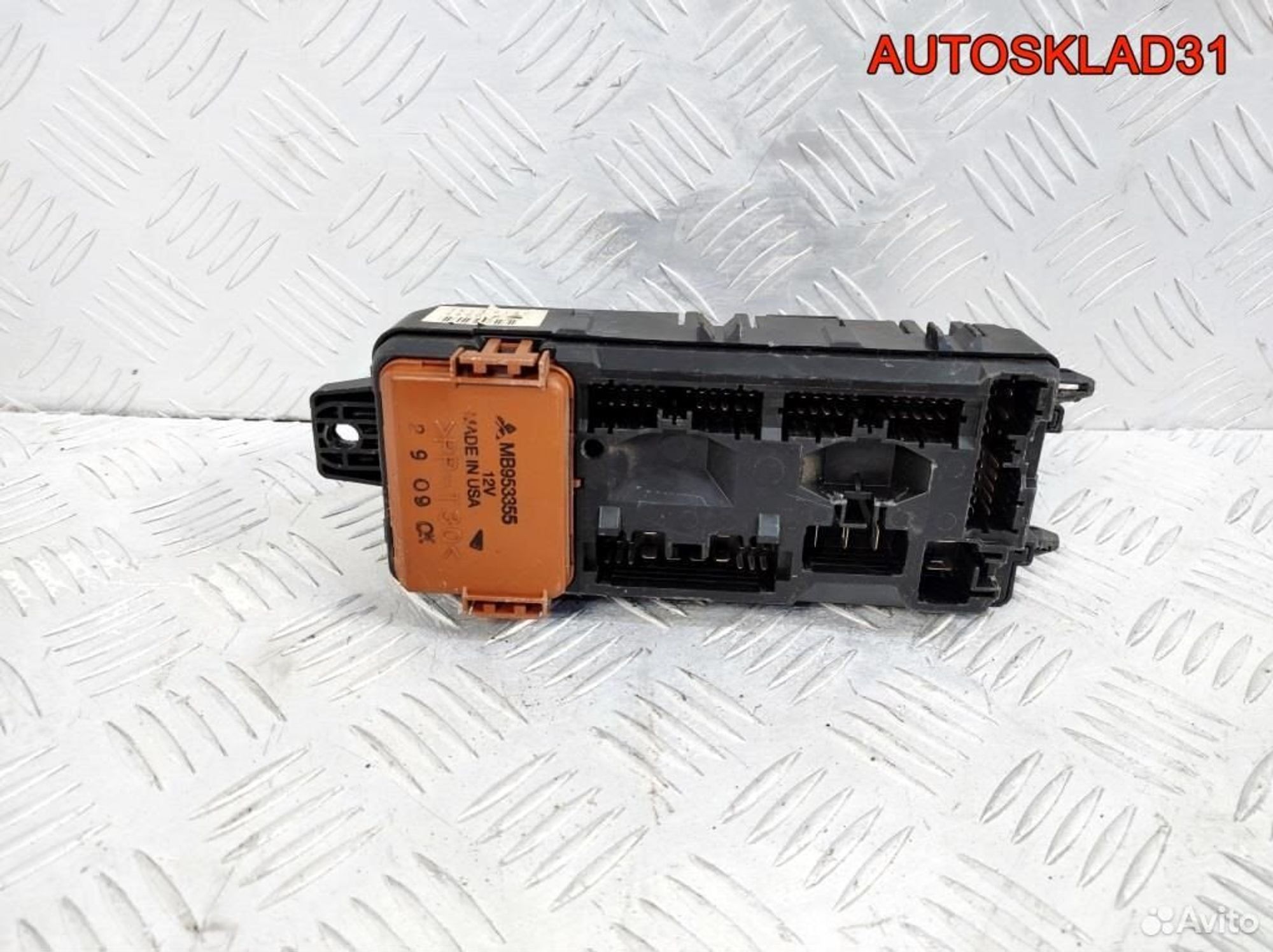 Блок предохранителей Mitsubishi Carisma MR318826, 1700 рублей, Дубовое