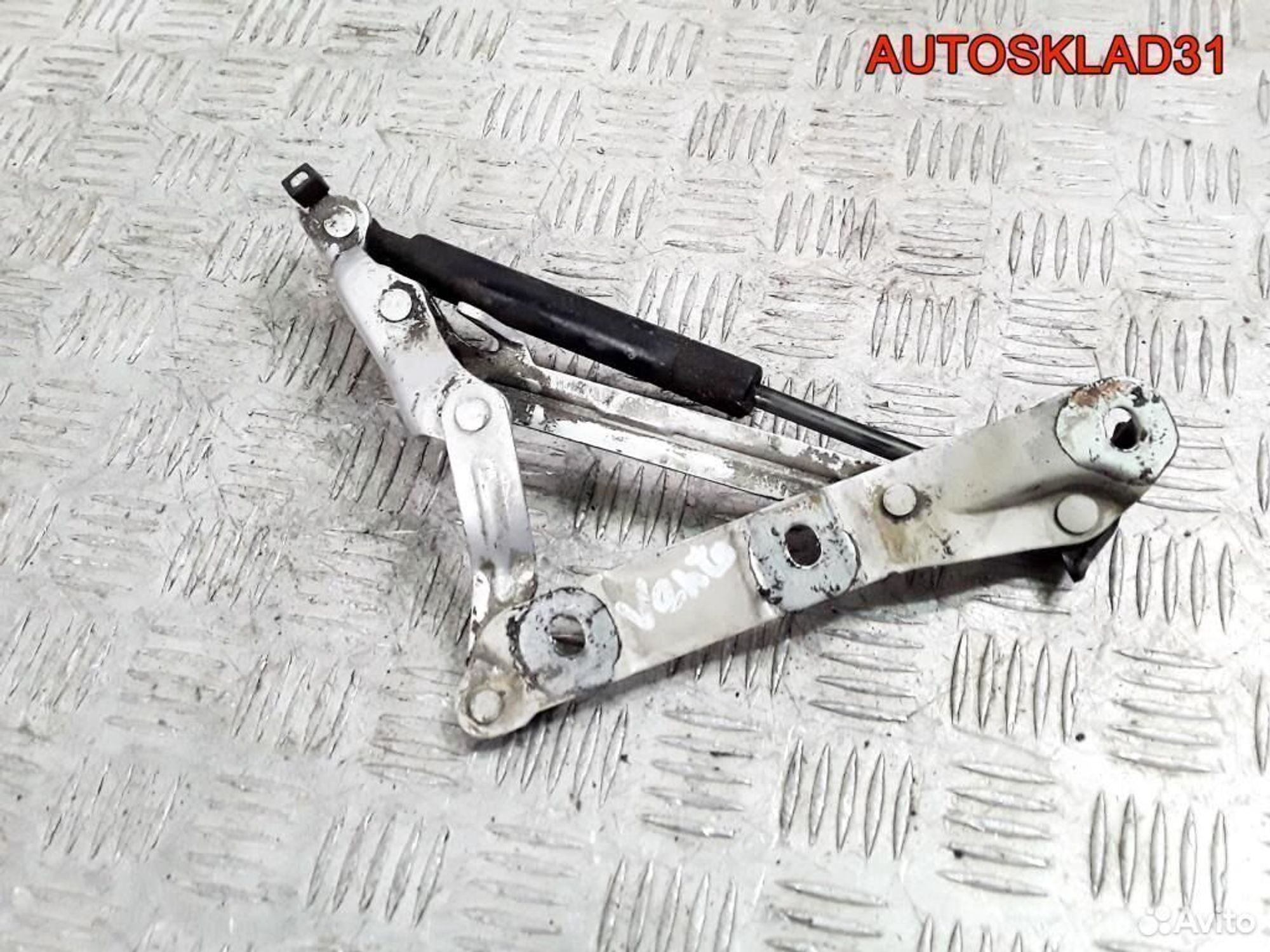 Петля крышки багажника левая VW Golf 3 1H5827301C, 1100 рублей, Дубовое