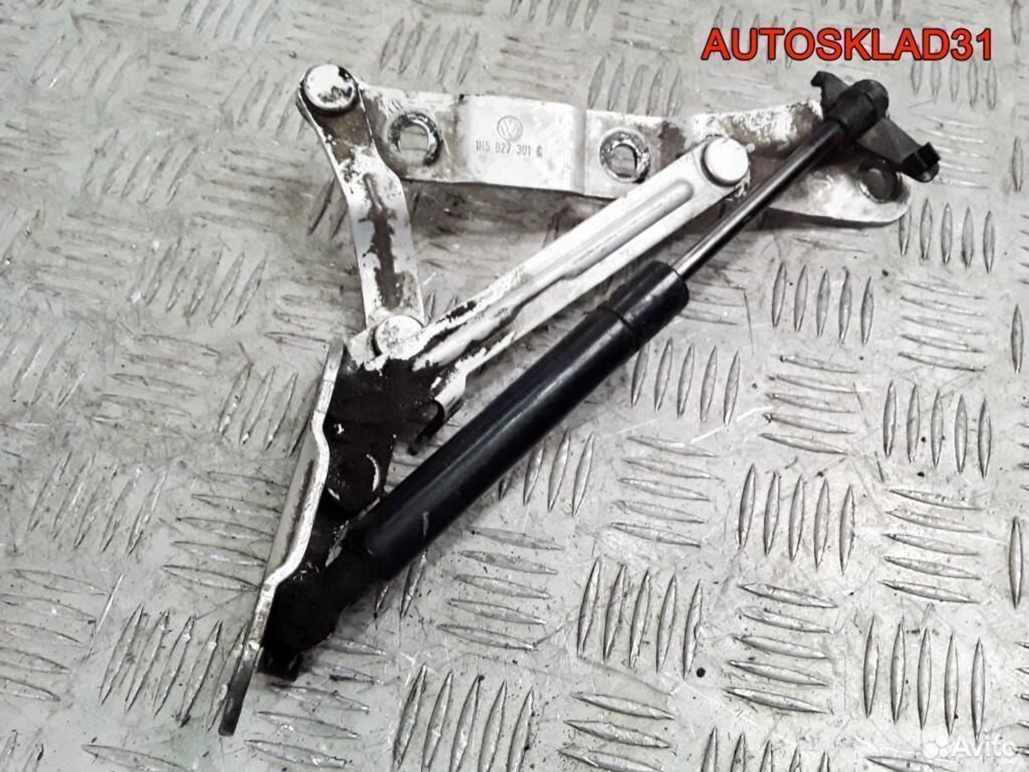 Петля крышки багажника левая VW Golf 3 1H5827301C, 1100 рублей, Дубовое